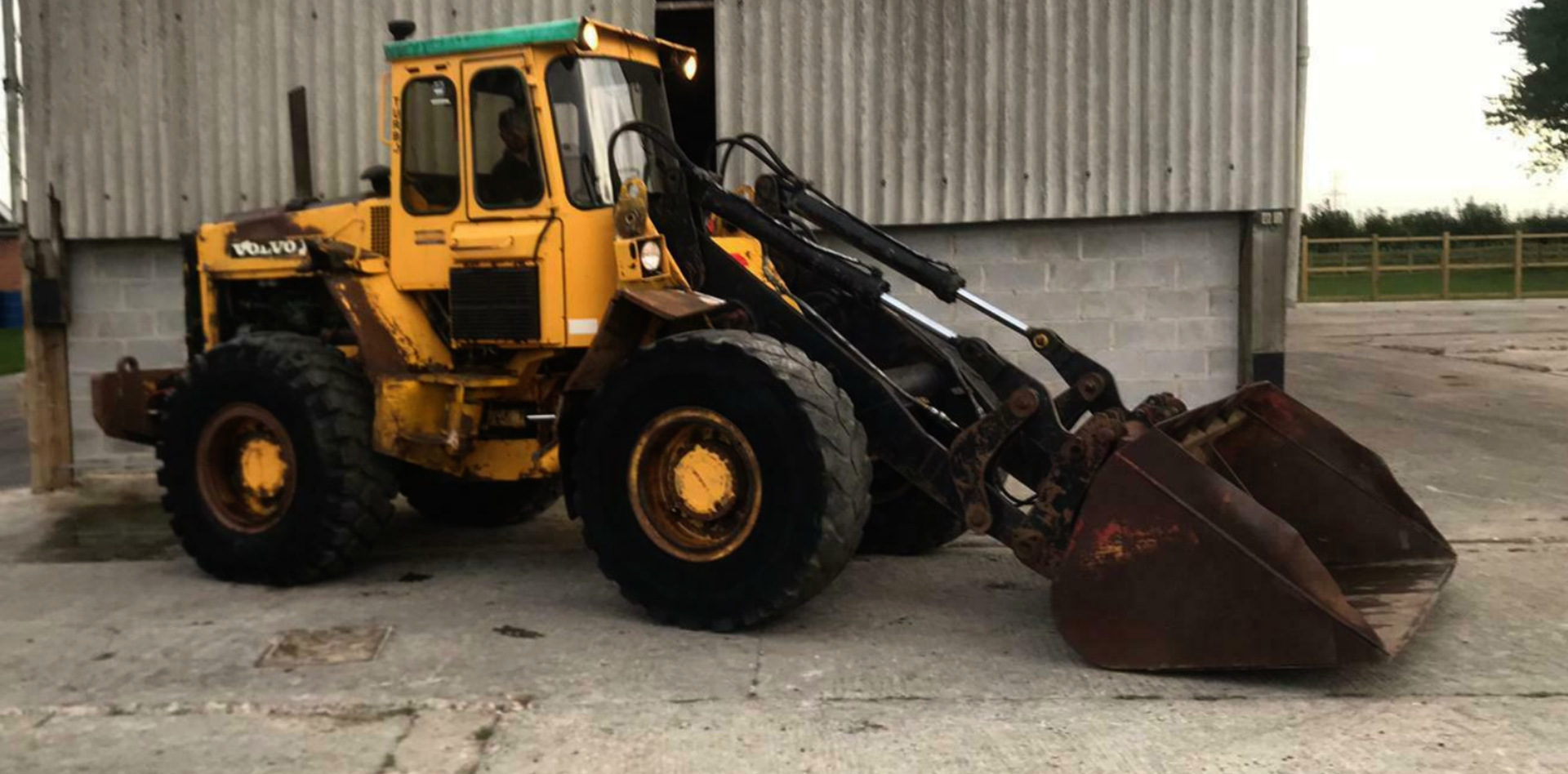 VOLVO 4400 LOADING SHOVEL - Image 3 of 13