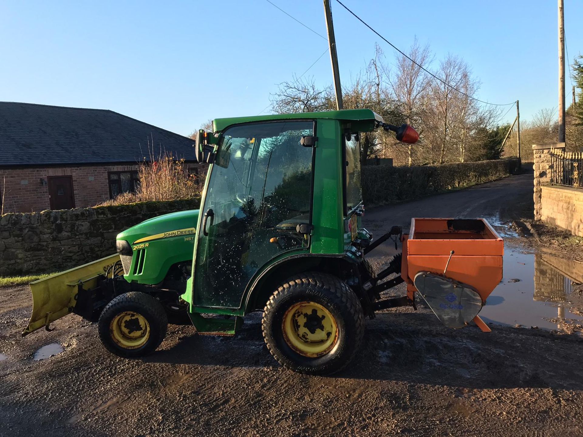 JOHN DEERE 2025R COMPACT TRACTOR, YEAR 2014, FRONT HYDRAULICS, TILT BLADE, FULL CAB C/W REAR GRITTER - Image 3 of 5