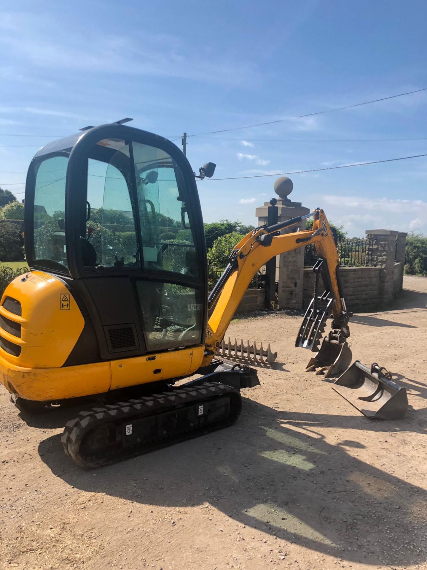 2015 JCB 8018 MINI DIGGER, EXPANDING TRACKS, C/W 2 X BUCKETS THUMB GRAB ON THE BOOM, ONLY 1000 HOURS - Image 2 of 7