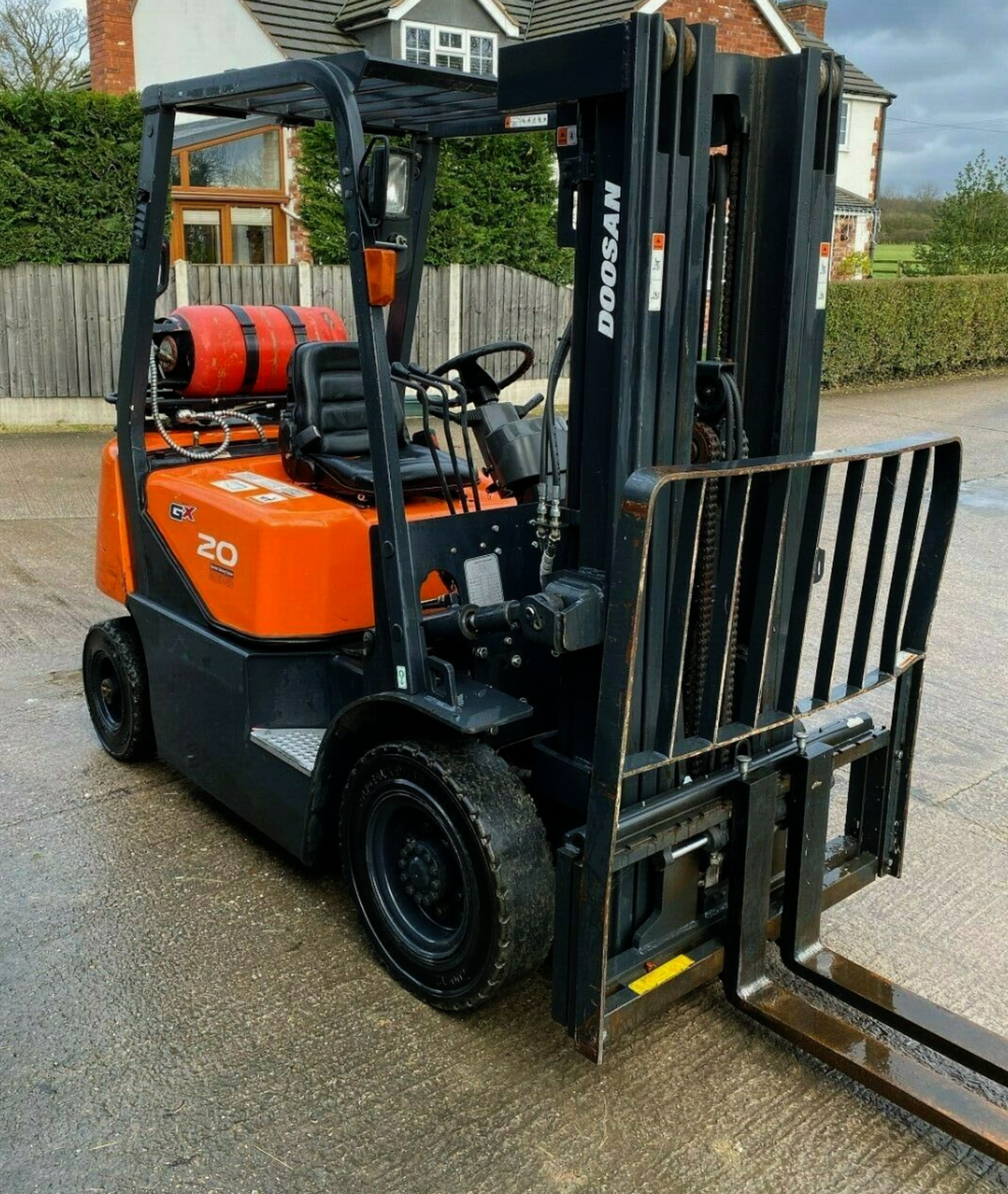 2016 DOOSAN 2 TON GAS FORK LIFT TRUCK G20G TRIPLE 1105 HOURS CONTAINER SPEC