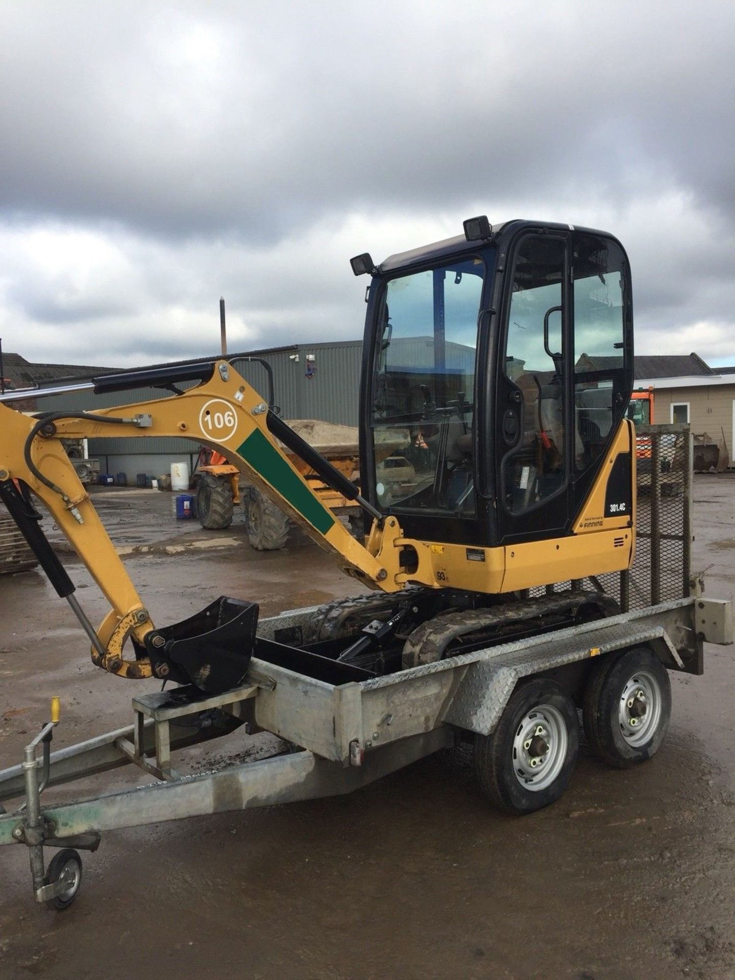 YEAR 2013 CATERPILLAR 1.5 TONNE TRACKED DIGGER / EXCAVATOR, 870 HOURS, SET OF BUCKETS *PLUS VAT* - Image 2 of 5