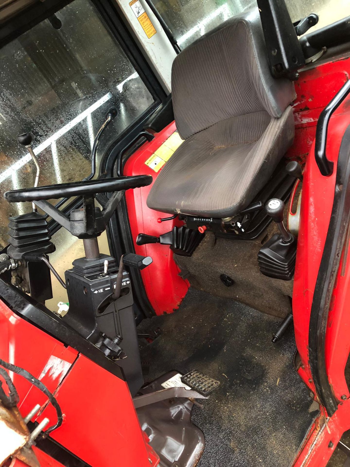 MASSEY FERGUSON 1250 COMPACT TRACTOR WITH FULL CAB AND FRONT LOADING SHOVEL *PLUS VAT* - Image 15 of 25