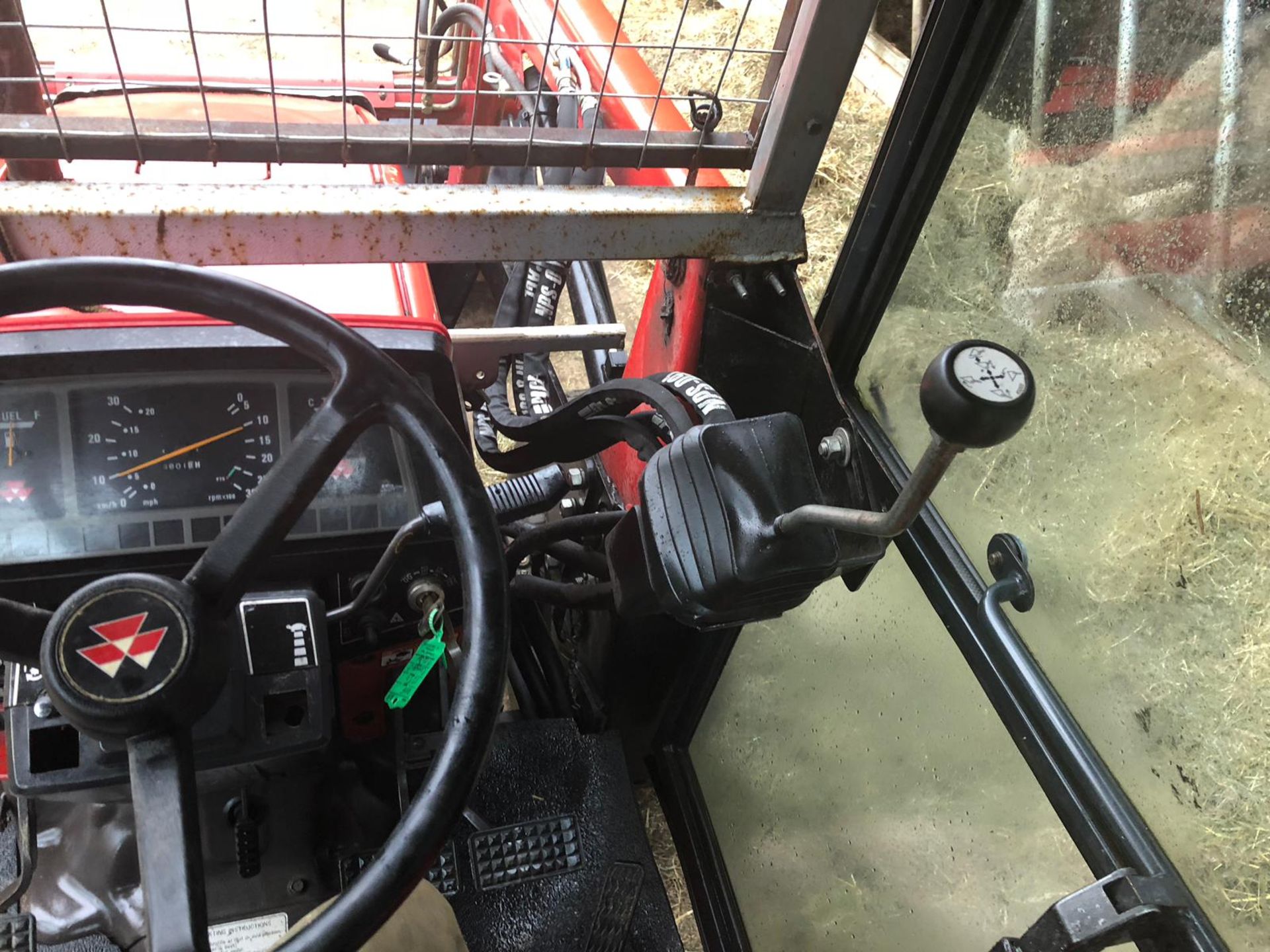 MASSEY FERGUSON 1250 COMPACT TRACTOR WITH FULL CAB AND FRONT LOADING SHOVEL *PLUS VAT* - Image 17 of 25