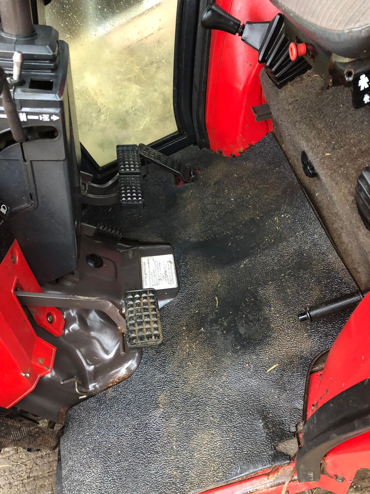 MASSEY FERGUSON 1250 COMPACT TRACTOR WITH FULL CAB AND FRONT LOADING SHOVEL *PLUS VAT* - Image 13 of 25
