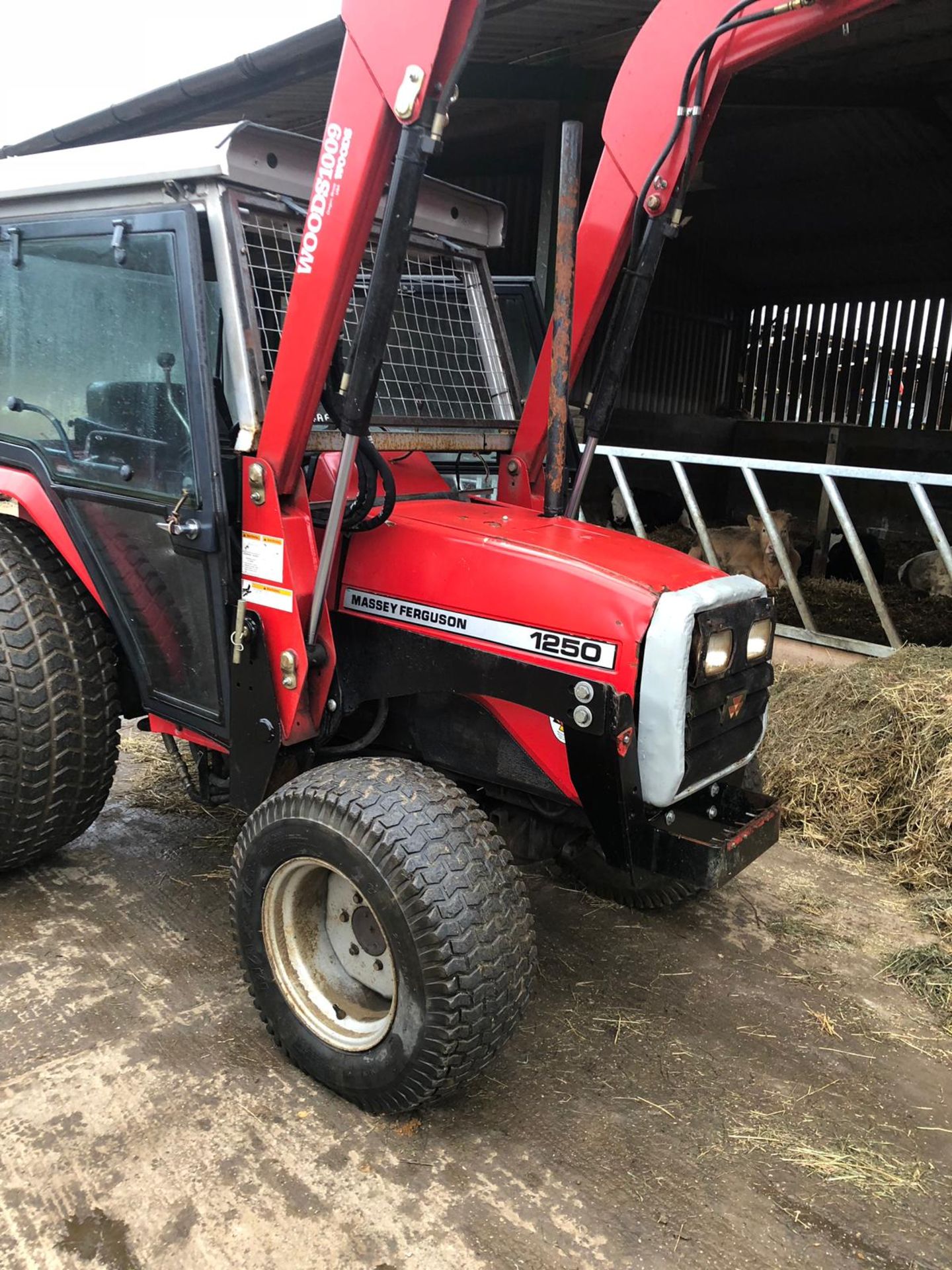 MASSEY FERGUSON 1250 COMPACT TRACTOR WITH FULL CAB AND FRONT LOADING SHOVEL *PLUS VAT* - Image 10 of 25