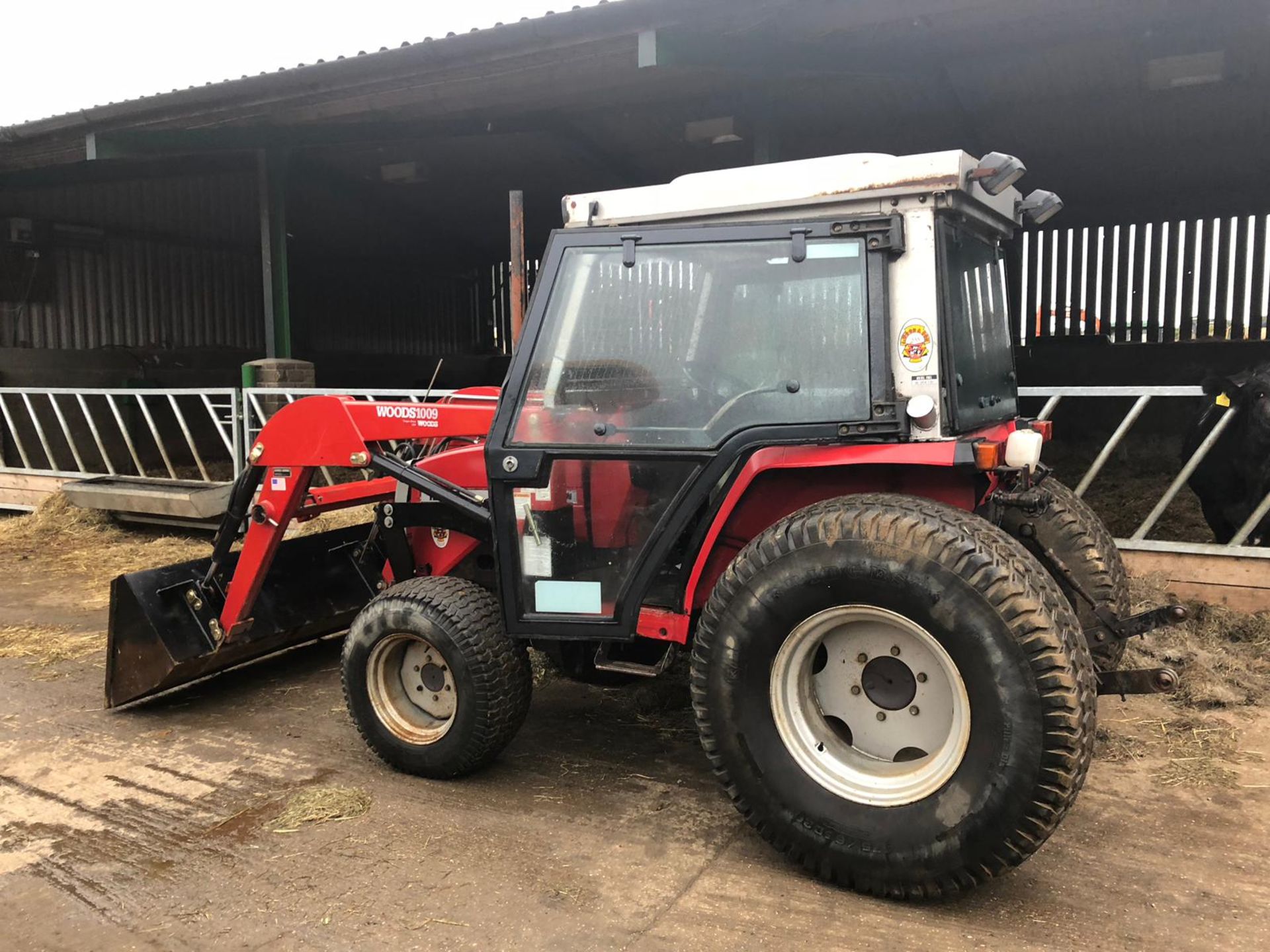 MASSEY FERGUSON 1250 COMPACT TRACTOR WITH FULL CAB AND FRONT LOADING SHOVEL *PLUS VAT* - Image 2 of 25