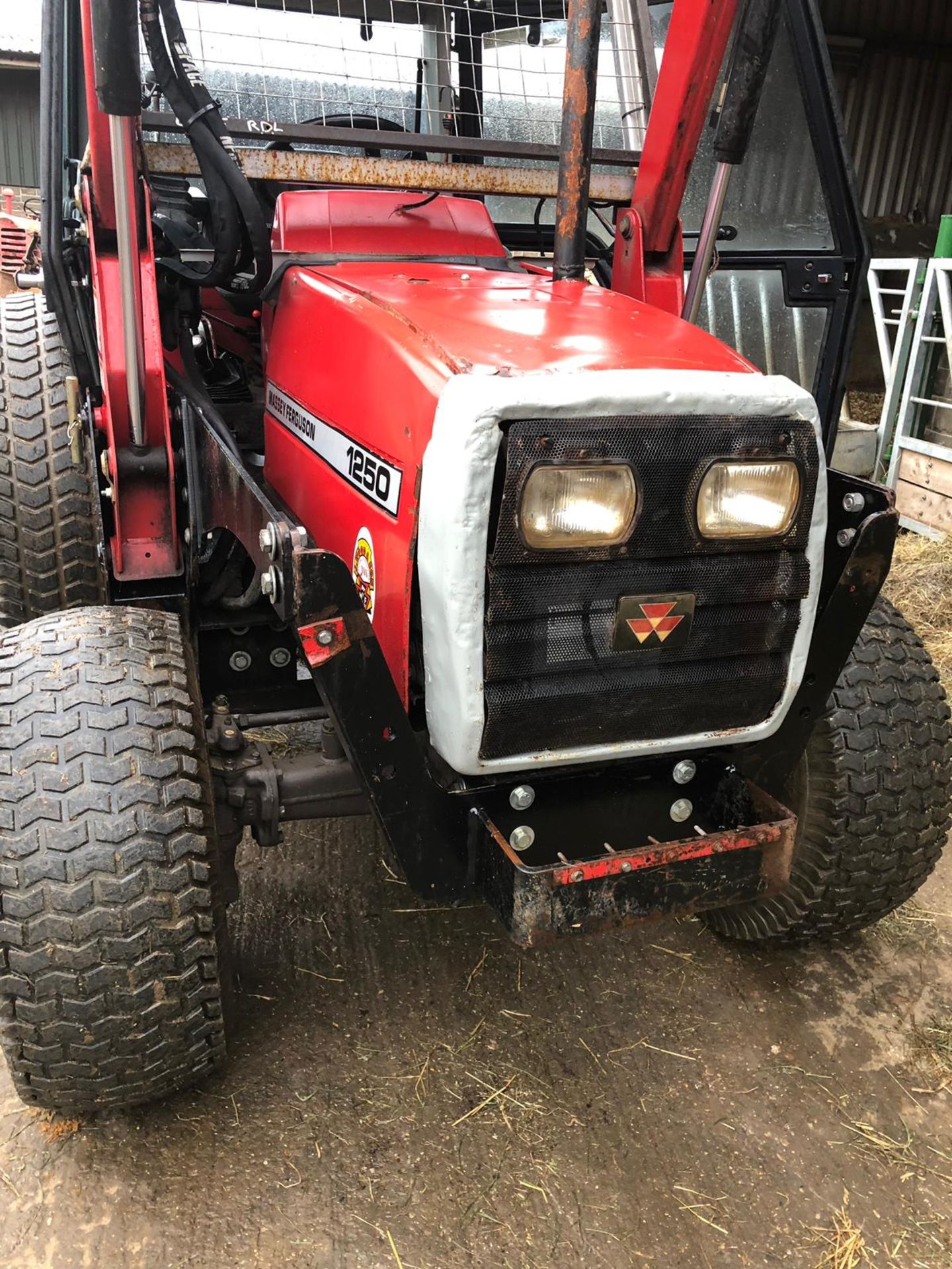 MASSEY FERGUSON 1250 COMPACT TRACTOR WITH FULL CAB AND FRONT LOADING SHOVEL *PLUS VAT* - Image 12 of 25