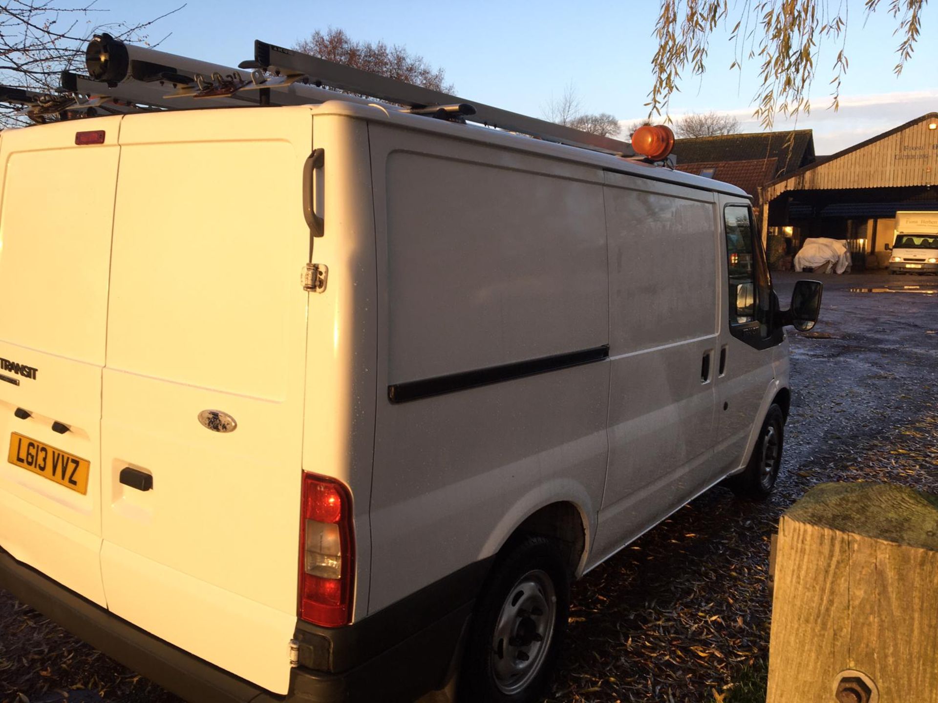 2013/13 REG FORD TRANSIT 100 T300 FWD 2.2 DIESEL PANEL VAN, SHOWING 0 FORMER KEEPERS *PLUS VAT* - Image 6 of 13