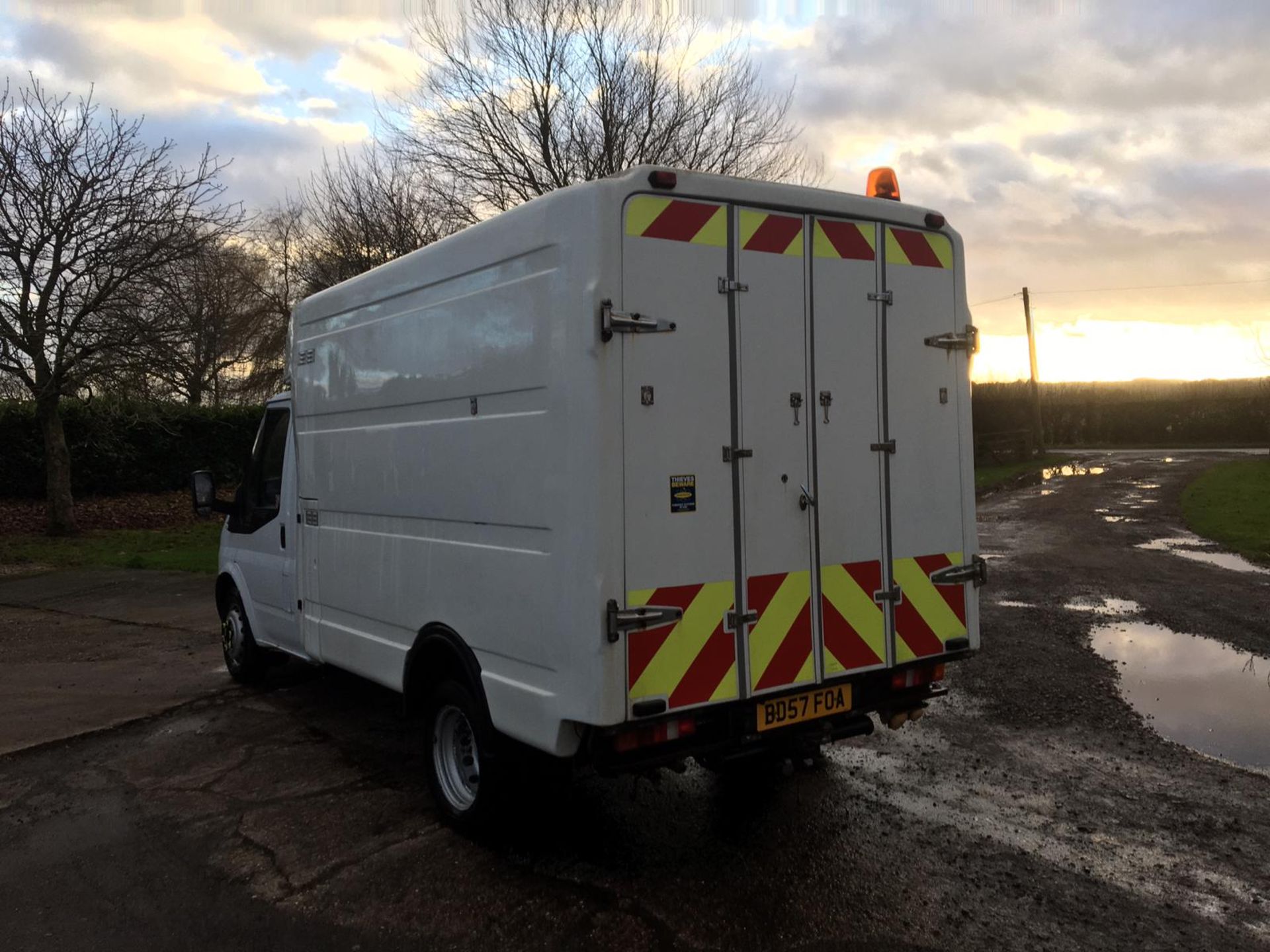 2008/57 REG FORD TRANSIT 100 T350M RWD 2.4 DIESEL BOX VAN C/W COMPRESSOR & ELECTRICS *PLUS VAT* - Image 6 of 18