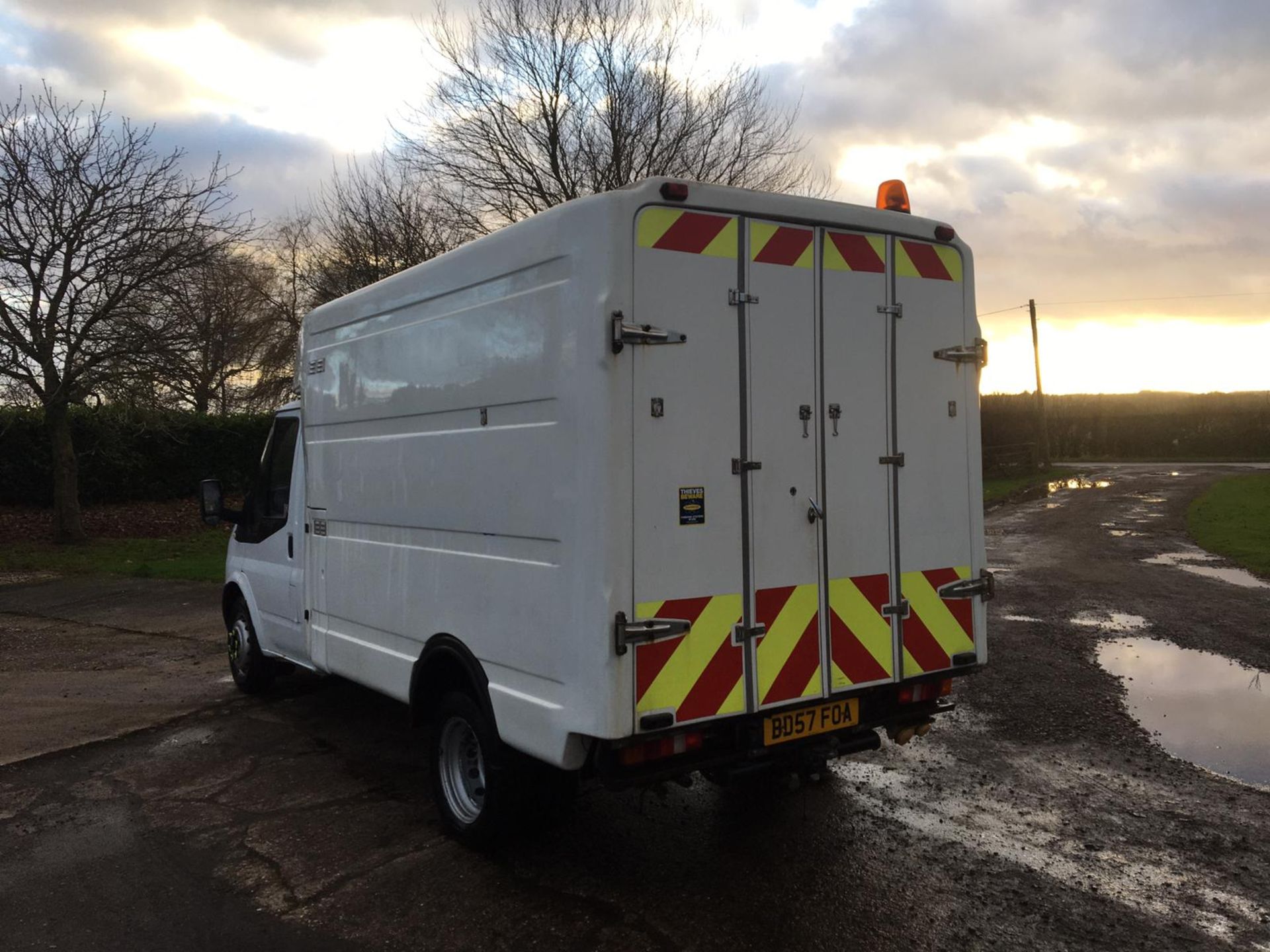 2008/57 REG FORD TRANSIT 100 T350M RWD 2.4 DIESEL BOX VAN C/W COMPRESSOR & ELECTRICS *PLUS VAT* - Image 5 of 18