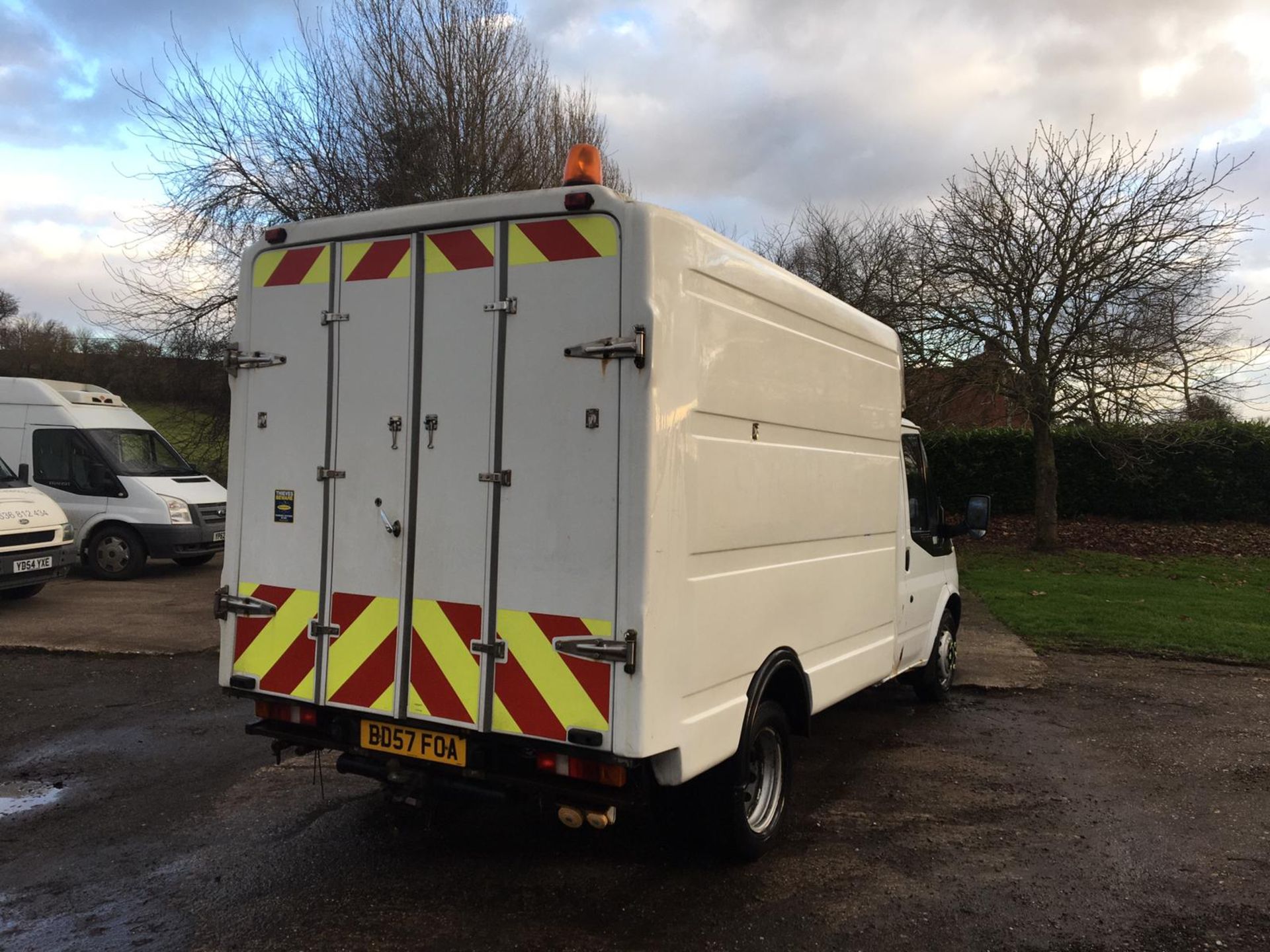 2008/57 REG FORD TRANSIT 100 T350M RWD 2.4 DIESEL BOX VAN C/W COMPRESSOR & ELECTRICS *PLUS VAT* - Image 7 of 18