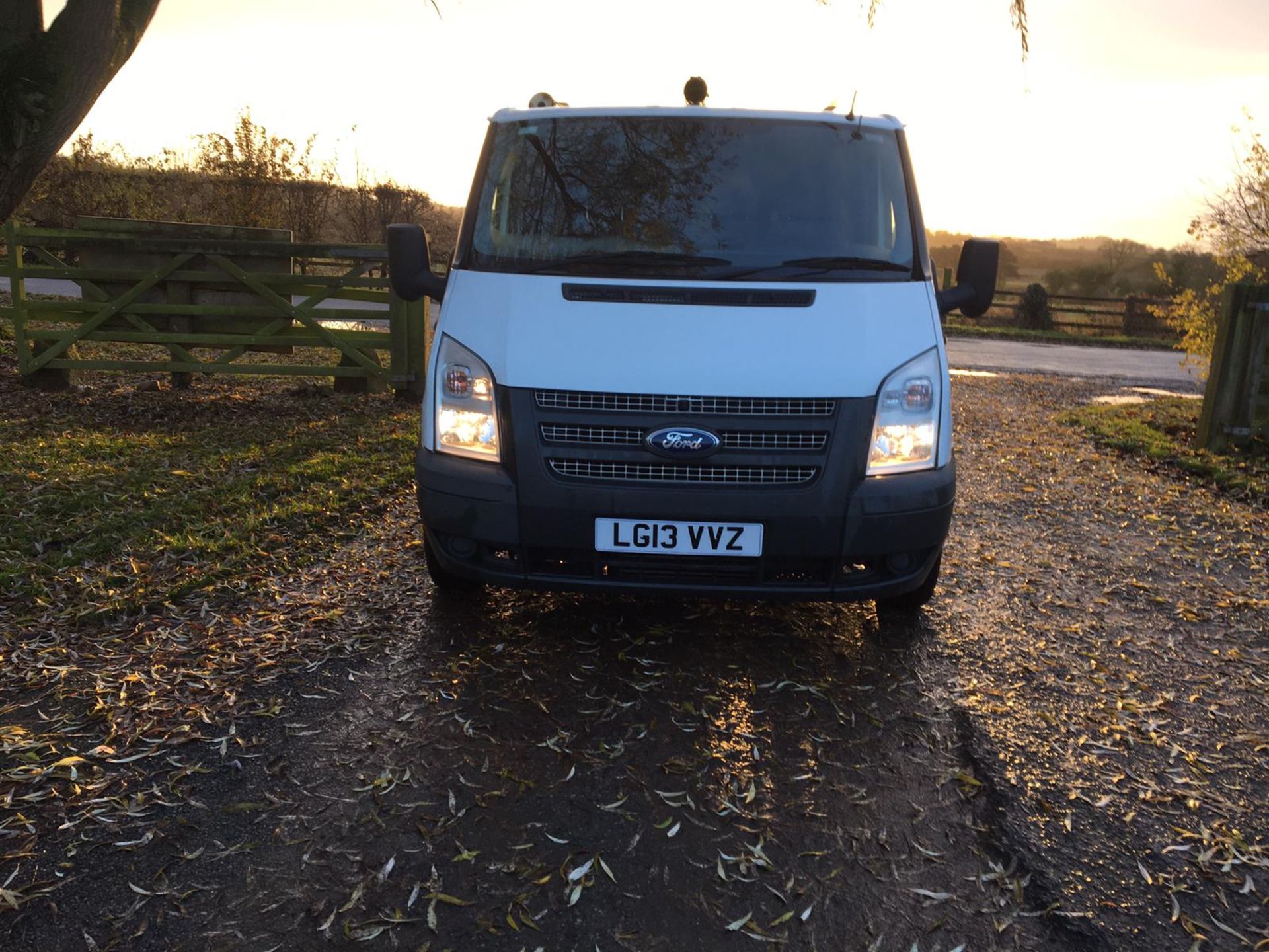 2013/13 REG FORD TRANSIT 100 T300 FWD 2.2 DIESEL PANEL VAN, SHOWING 0 FORMER KEEPERS *PLUS VAT* - Image 2 of 13