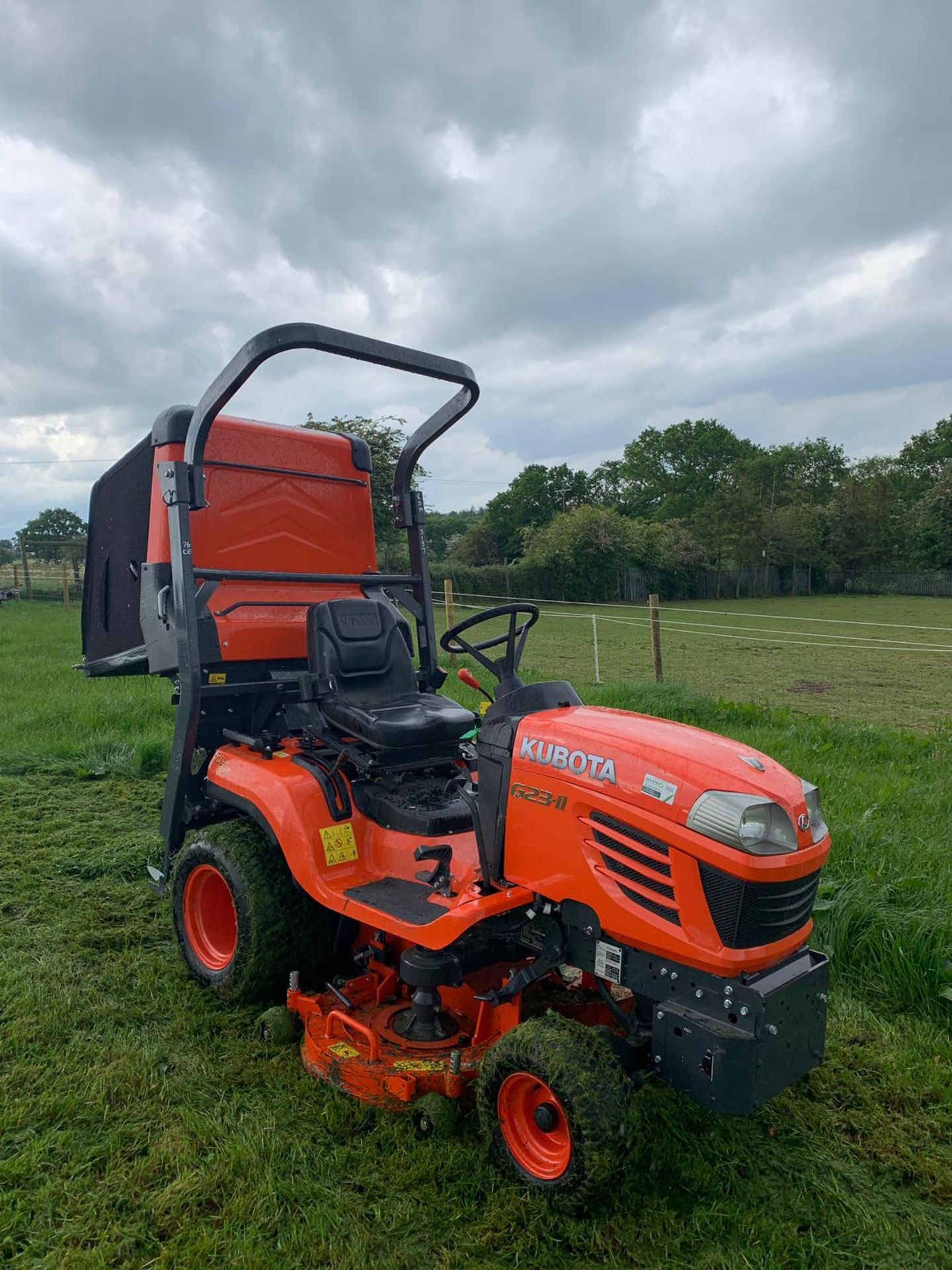2015 KUBOTA G23-II TWIN CUT LAWN MOWER WITH ROLL BAR, HYDRAULIC TIP, LOW DUMP COLLECTOR - 28 HOURS!! - Image 4 of 15