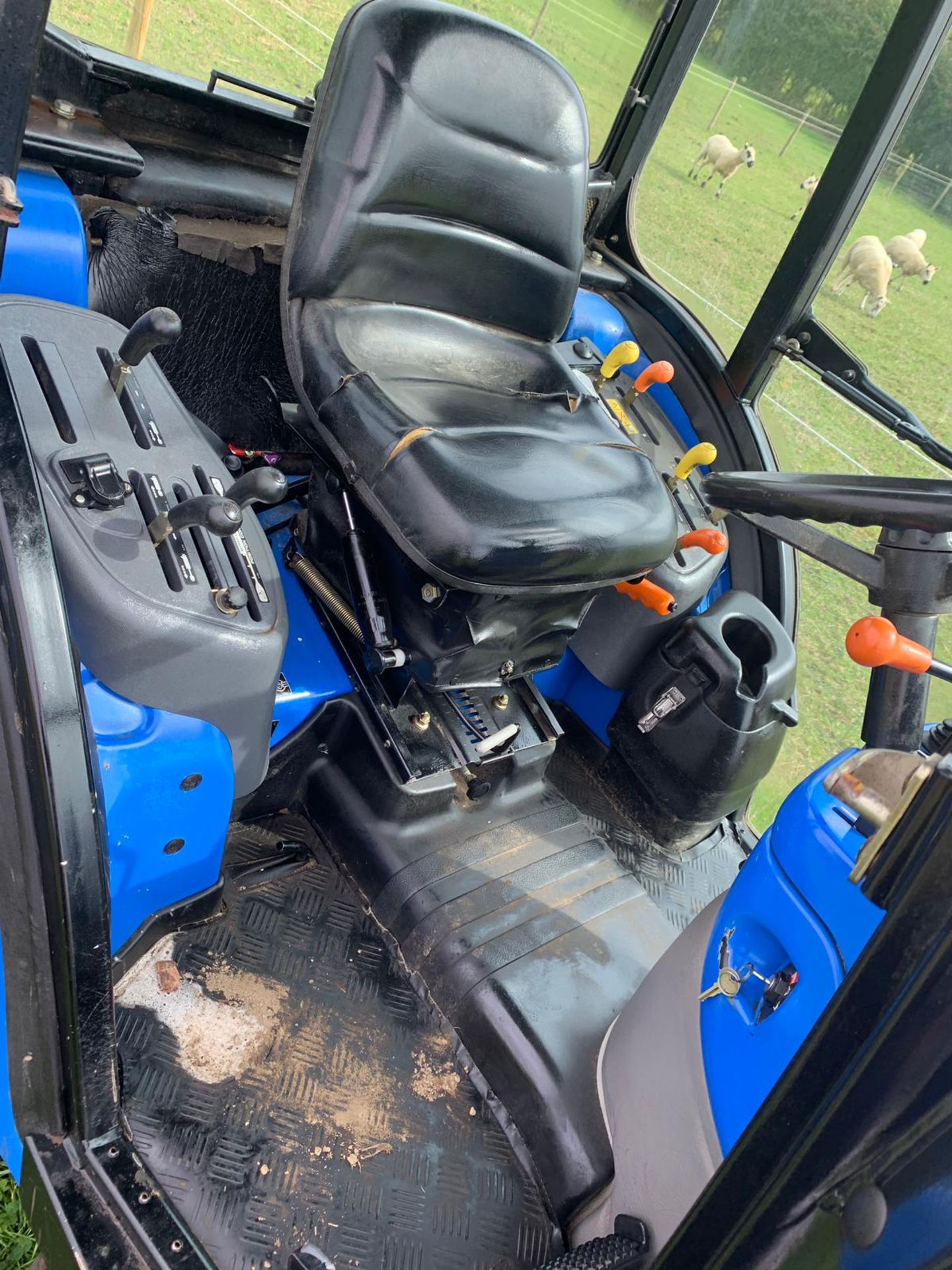 NEW HOLLAND TC40DA COMPACT TRACTOR WITH FULL GLASS CAB, 3 POINT LINKAGE *PLUS VAT* - Image 9 of 15
