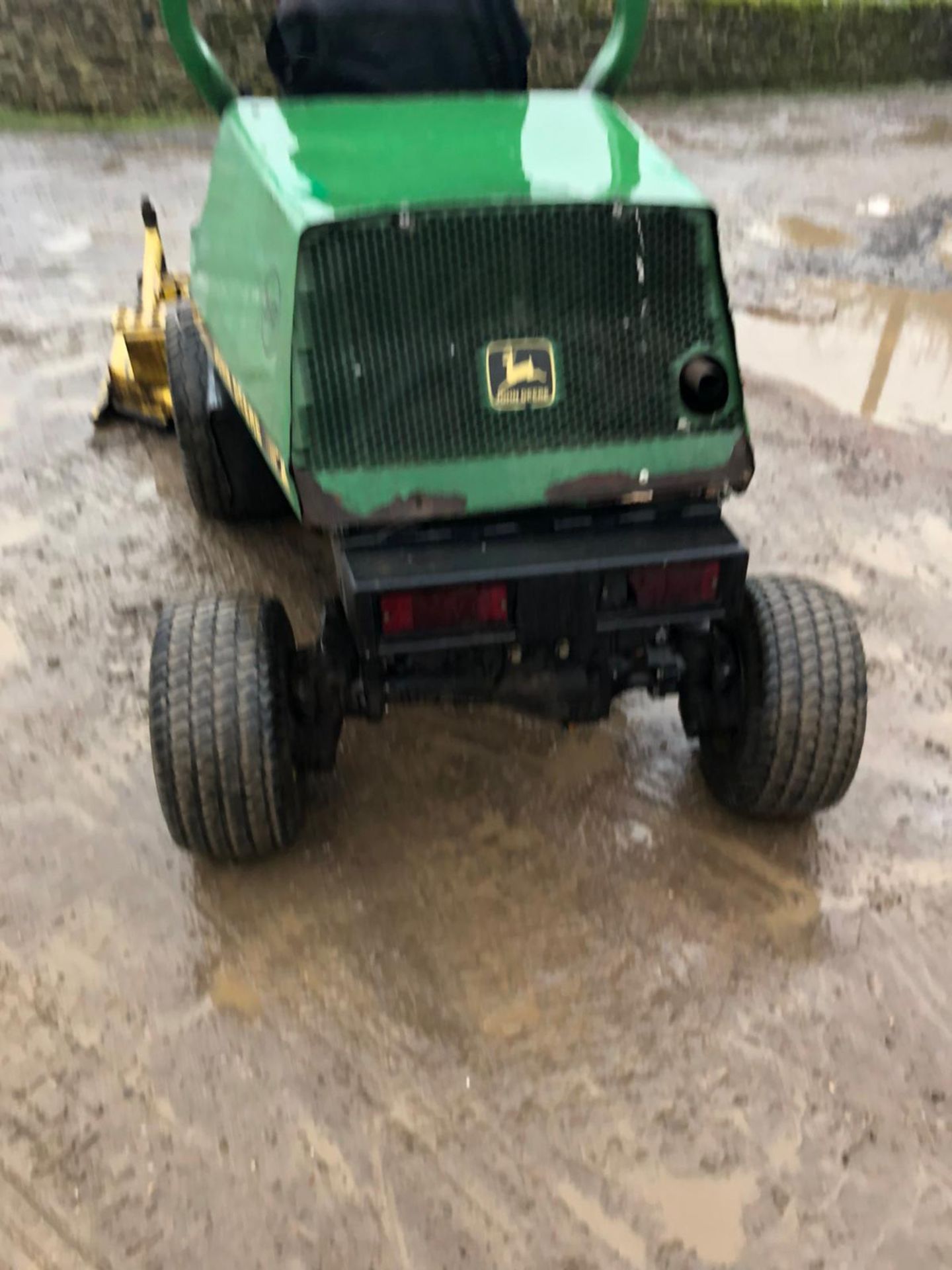 JOHN DEERE F1145 RIDE ON LAWN MOWER 4WD, C/W 2 DECKS ROTARY AND FLAIL, RUNS, WORKS AND CUTS *NO VAT* - Image 4 of 6