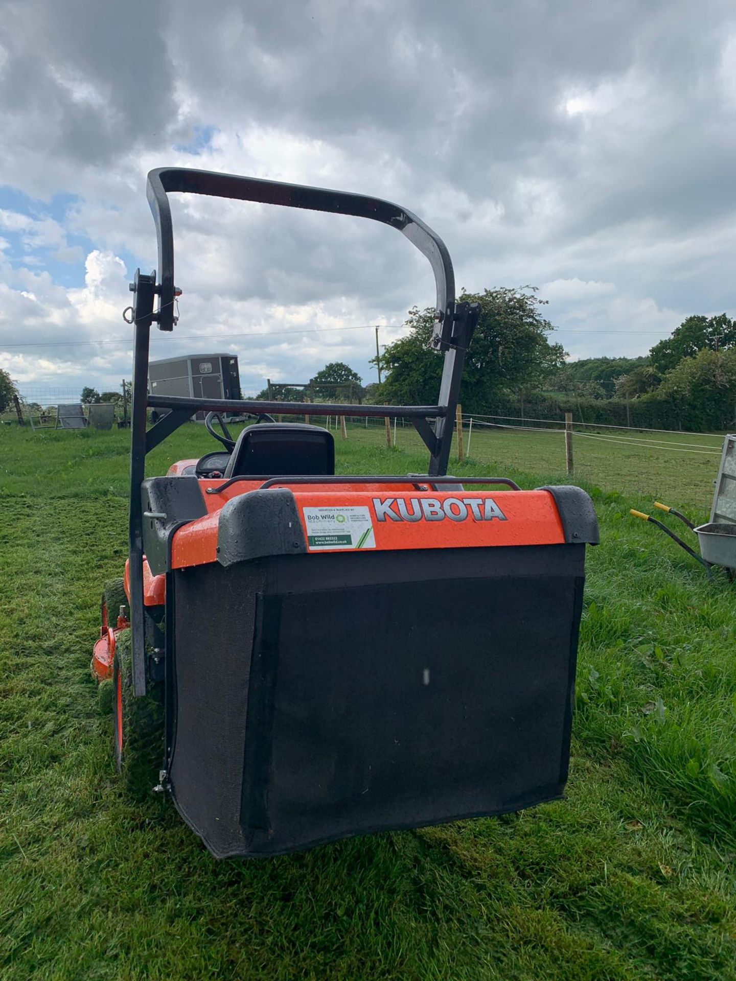 2015 KUBOTA G23-II TWIN CUT LAWN MOWER WITH ROLL BAR, HYDRAULIC TIP, LOW DUMP COLLECTOR - 28 HOURS!! - Image 6 of 15