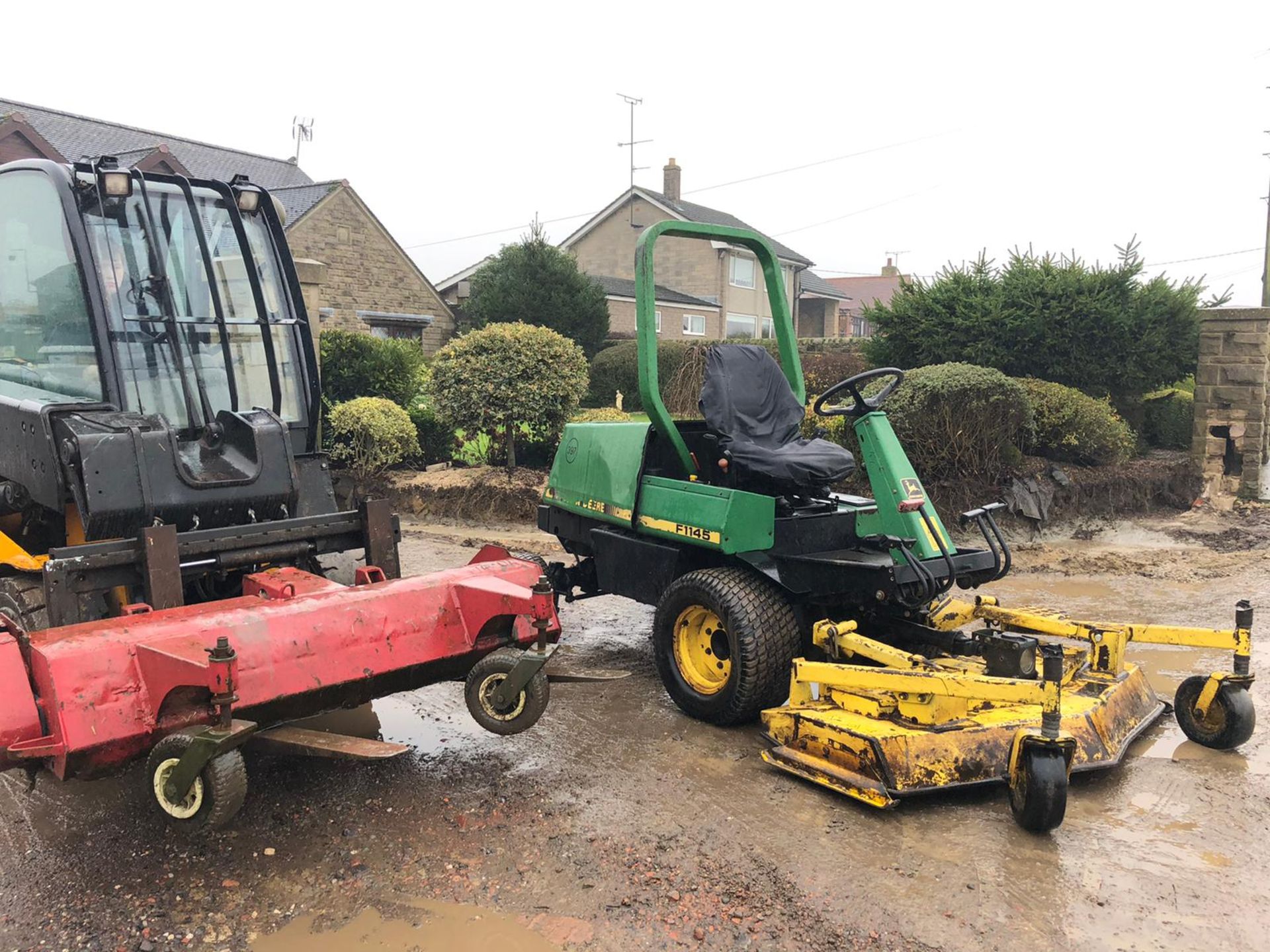 JOHN DEERE F1145 RIDE ON LAWN MOWER 4WD, C/W 2 DECKS ROTARY AND FLAIL, RUNS, WORKS AND CUTS *NO VAT* - Image 5 of 6