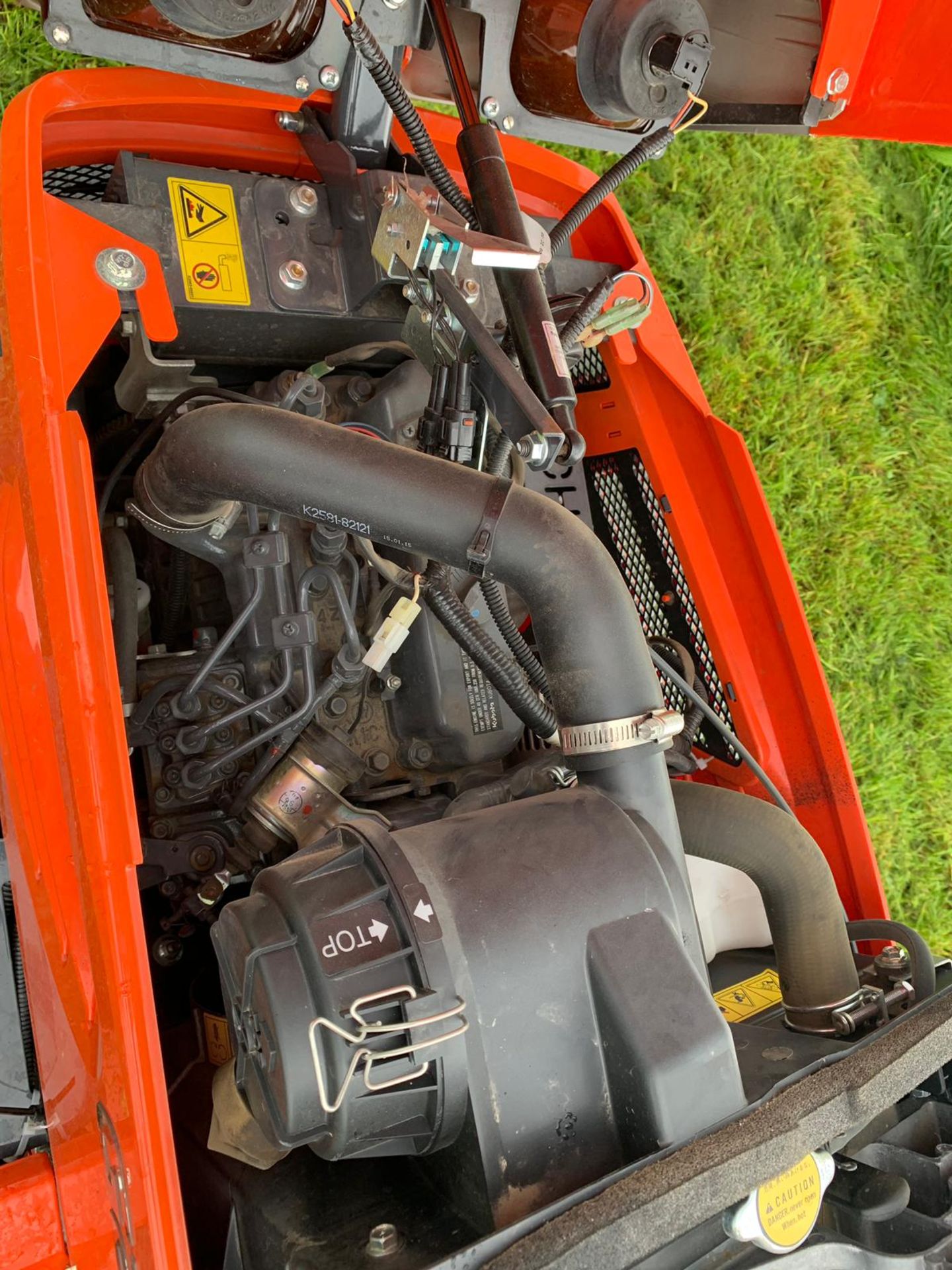 2015 KUBOTA G23-II TWIN CUT LAWN MOWER WITH ROLL BAR, HYDRAULIC TIP, LOW DUMP COLLECTOR - 28 HOURS!! - Image 7 of 15