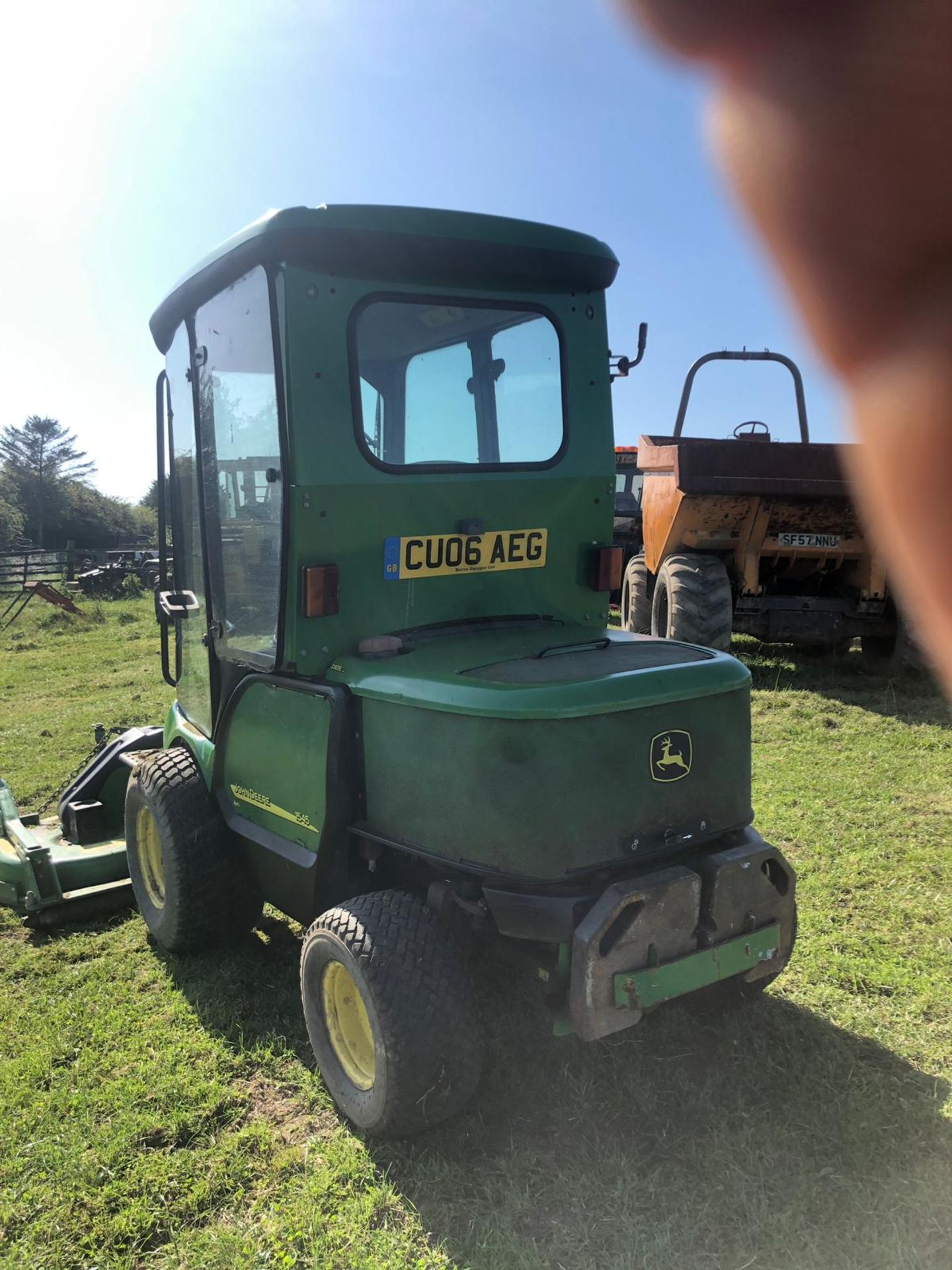JOHN DEERE 1545 RIDE ON LAWN MOWER WITH FULL CAB, YEAR 2006, RUNS, WORKS AND CUTS *PLUS VAT* - Image 6 of 7