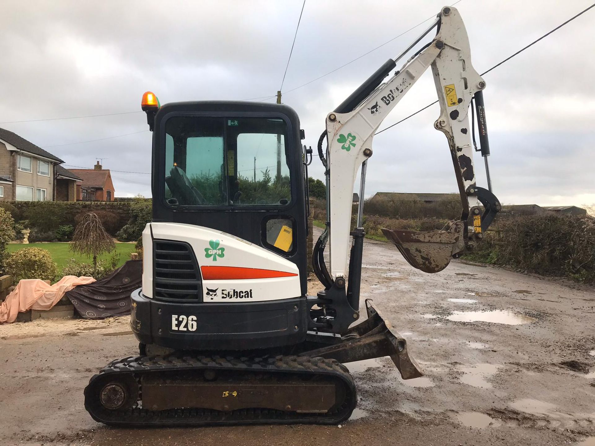 BOBCAT E26 TRACKED CRAWLER EXCAVATOR / MINI DIGGER, YEAR 2014, C/W 3 X BUCKETS, RUNS, WORKS, DIGS - Image 2 of 7