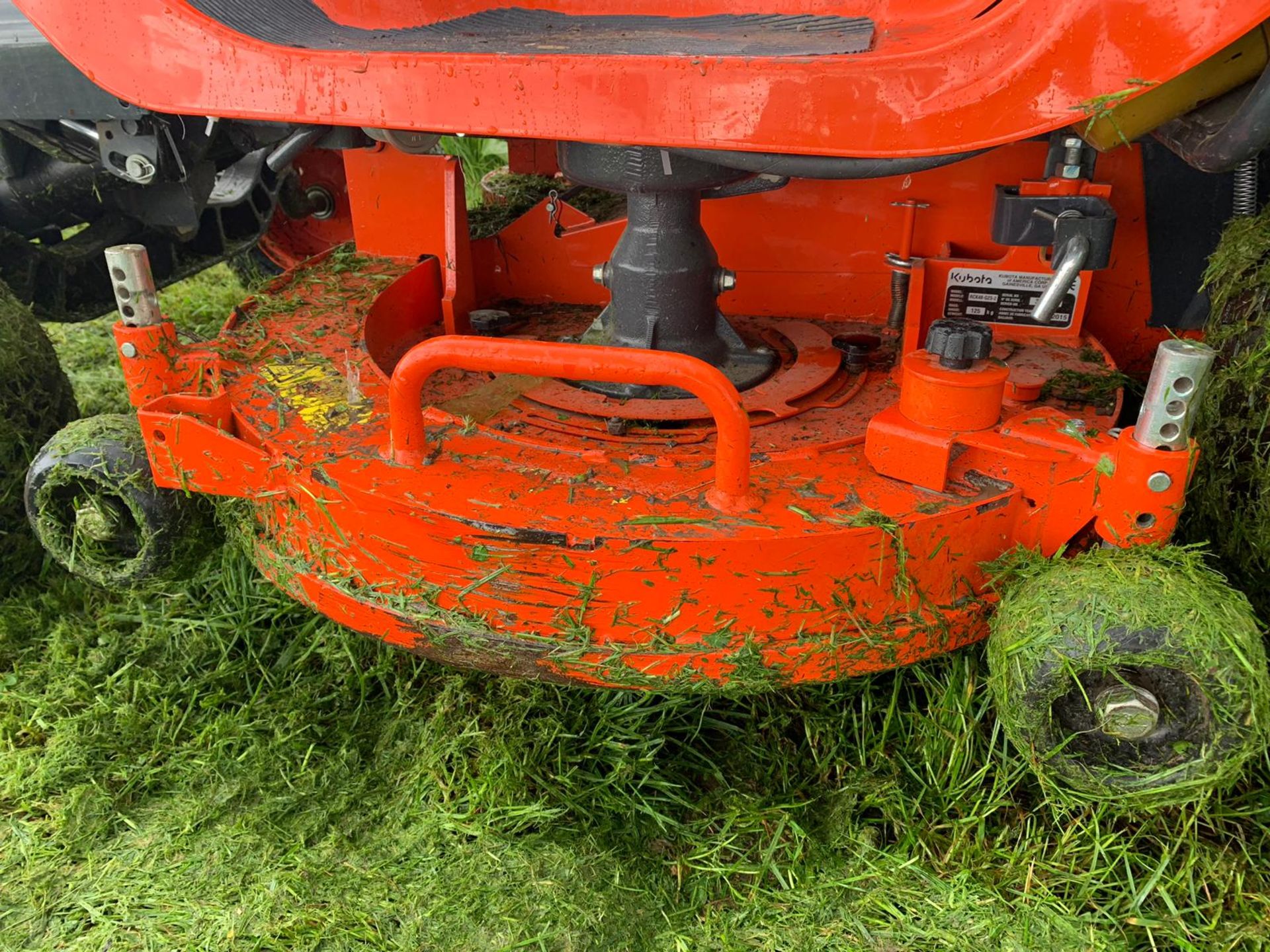 2015 KUBOTA G23-II TWIN CUT LAWN MOWER WITH ROLL BAR, HYDRAULIC TIP, LOW DUMP COLLECTOR - 28 HOURS!! - Image 8 of 15