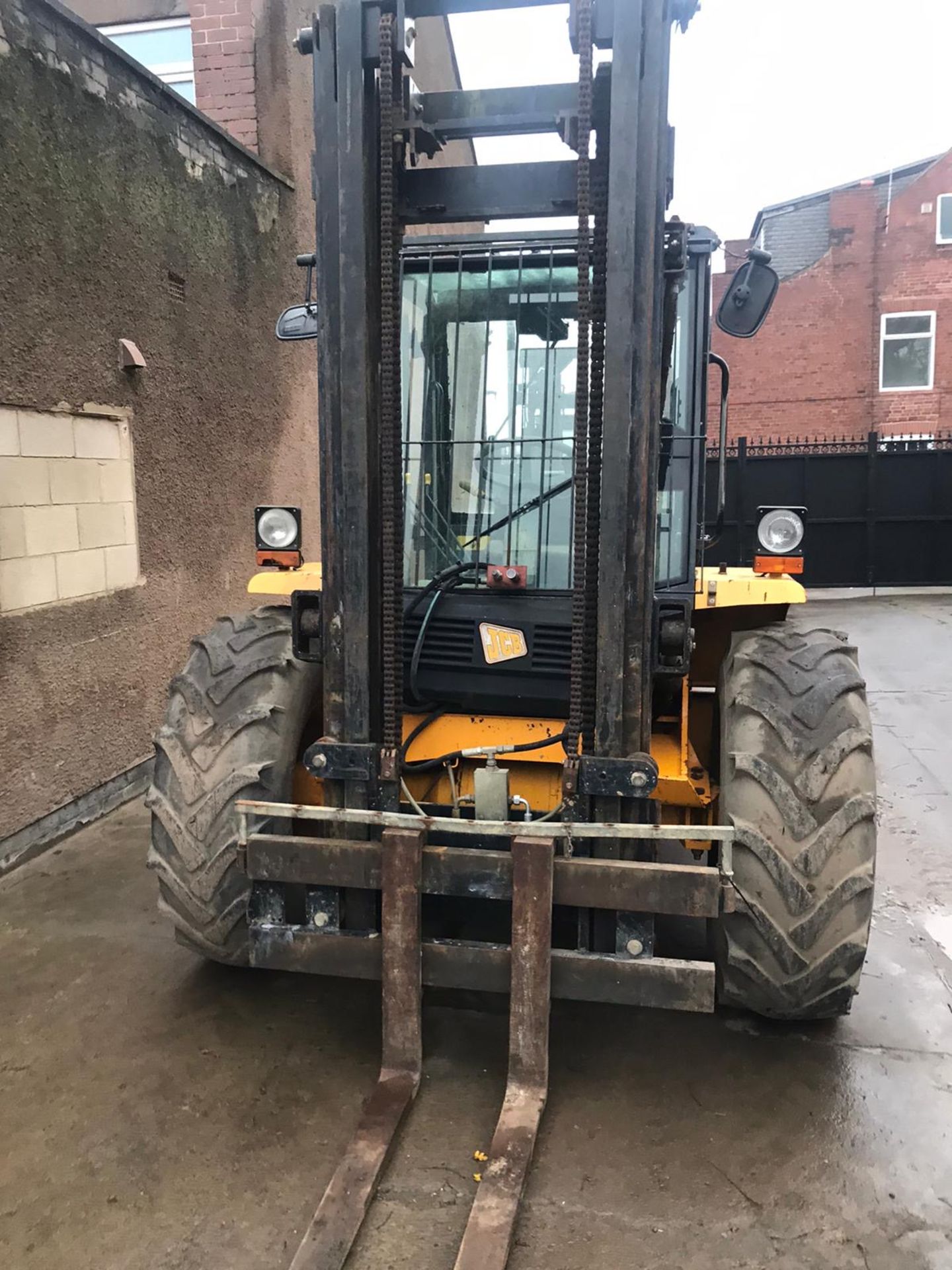 JCB 926 FORKLIFT (NEW SHAPE) C/W PERKINS DIESEL ENGINE, YEAR 2000, TRIPLE MAST, 4X4 *PLUS VAT* - Image 2 of 6