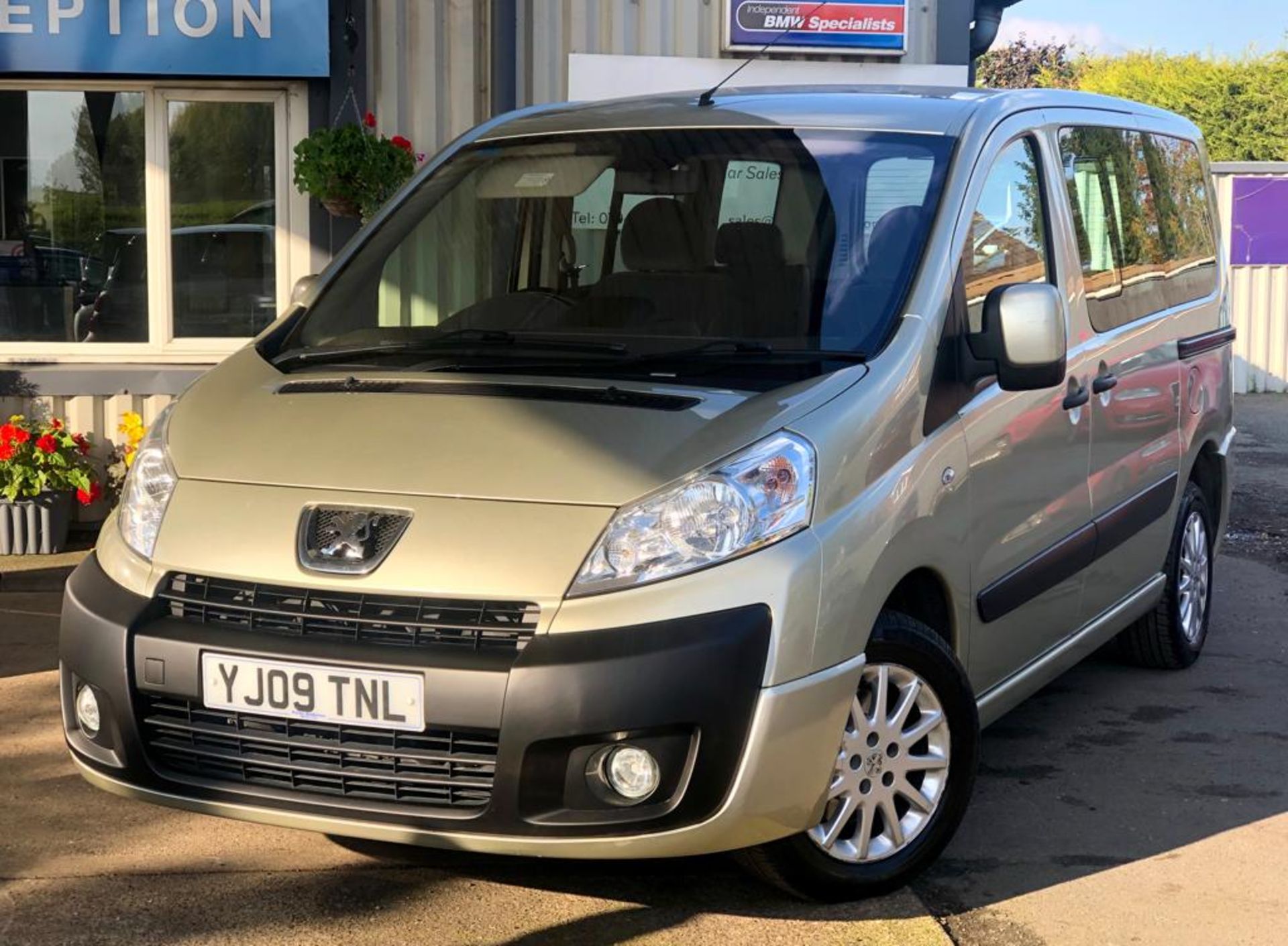 2009/09 REG PEUGEOT EXPERT TEPEE LEISURE 6S 2.0 DIESEL GOLD MPV, SHOWING 2 FORMER KEEPERS *NO VAT* - Image 2 of 13