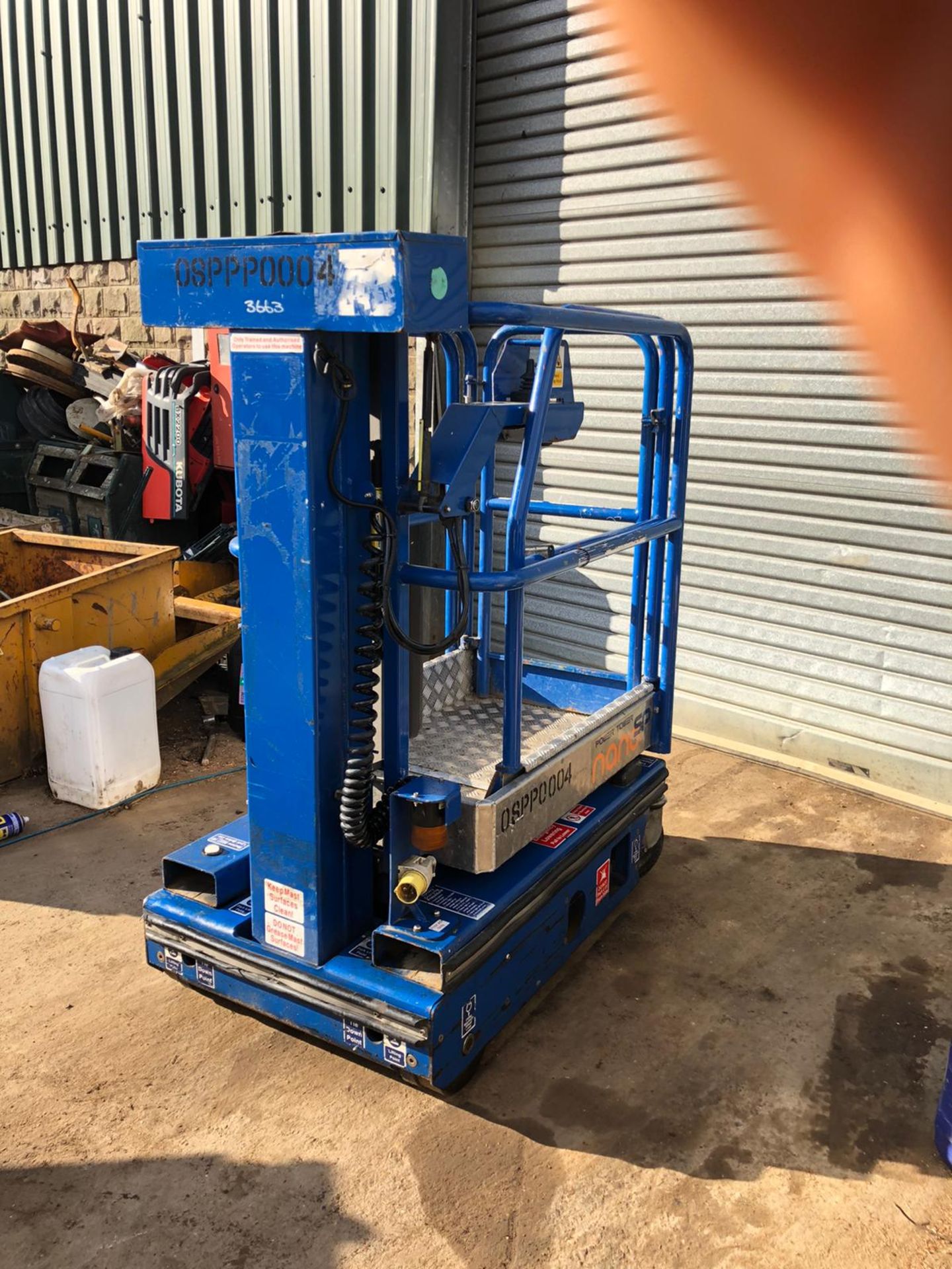 POWER TOWER SELF PROPELLED ELECTRIC LIFT, VERY EASY TO USE *PLUS VAT* - Image 6 of 8