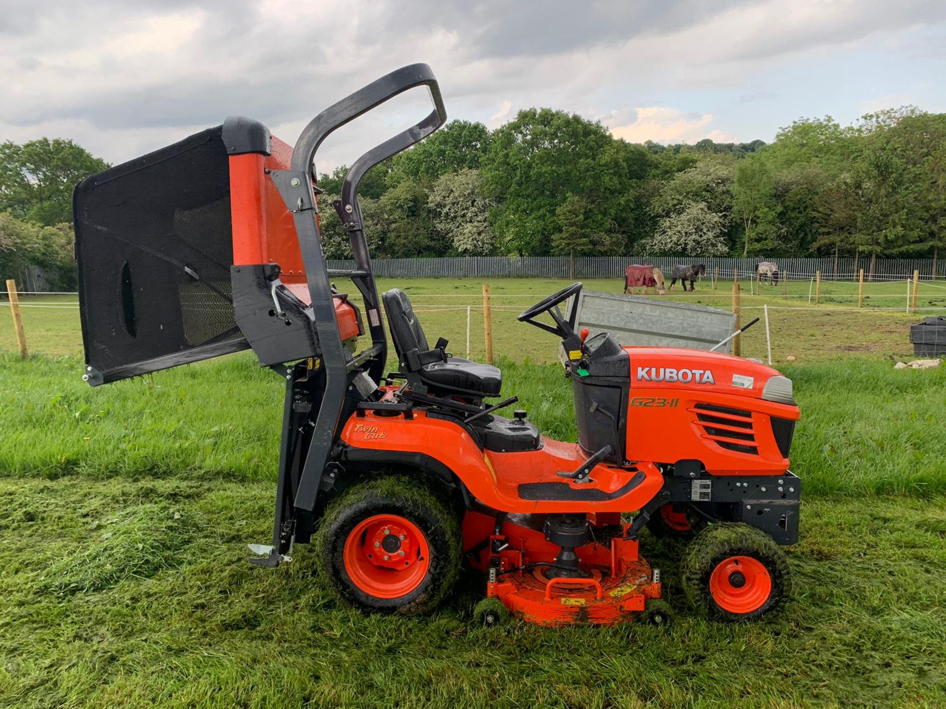 2015 KUBOTA G23-II TWIN CUT LAWN MOWER WITH ROLL BAR, HYDRAULIC TIP, LOW DUMP COLLECTOR - 28 HOURS!! - Image 5 of 15