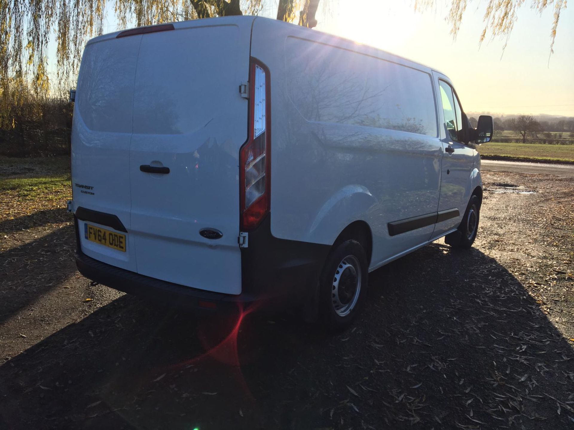 2014/64 REG FORD TRANSIT CUSTOM 270 ECO-TECH 2.2 DIESEL WHITE PANEL VAN, SHOWING 0 FORMER KEEPERS - Image 5 of 12