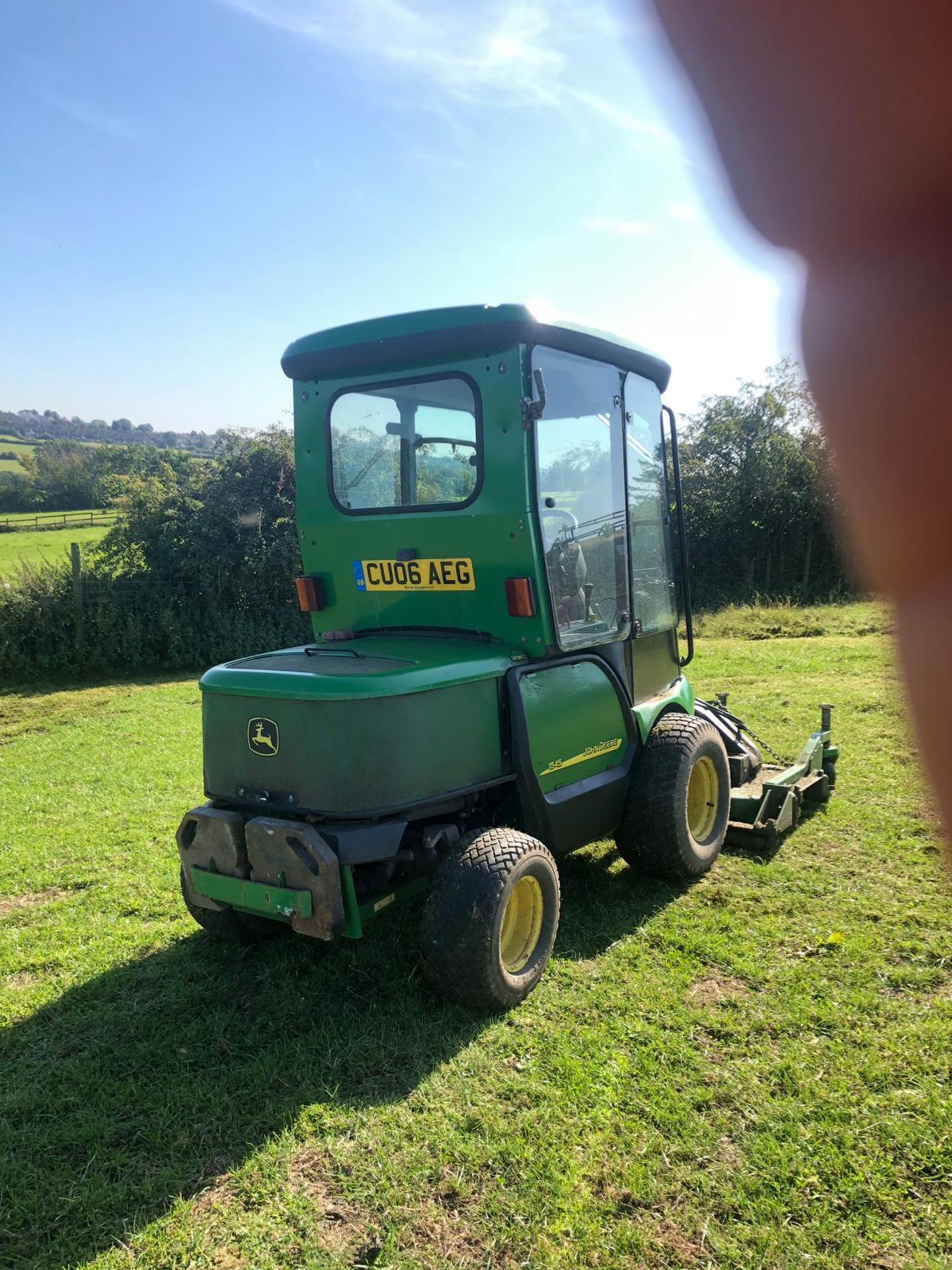 JOHN DEERE 1545 RIDE ON LAWN MOWER WITH FULL CAB, YEAR 2006, RUNS, WORKS AND CUTS *PLUS VAT* - Image 2 of 7