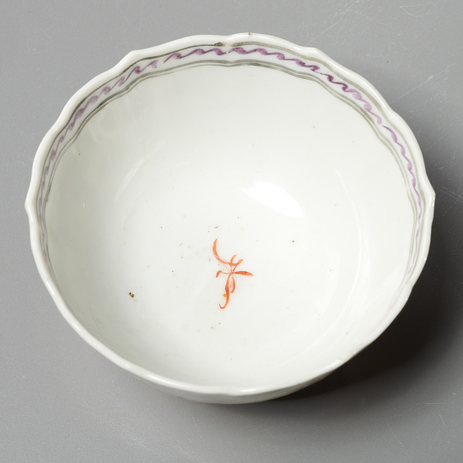 Pair Chinese Export 'Circus Performers' cup/saucer - Image 5 of 10