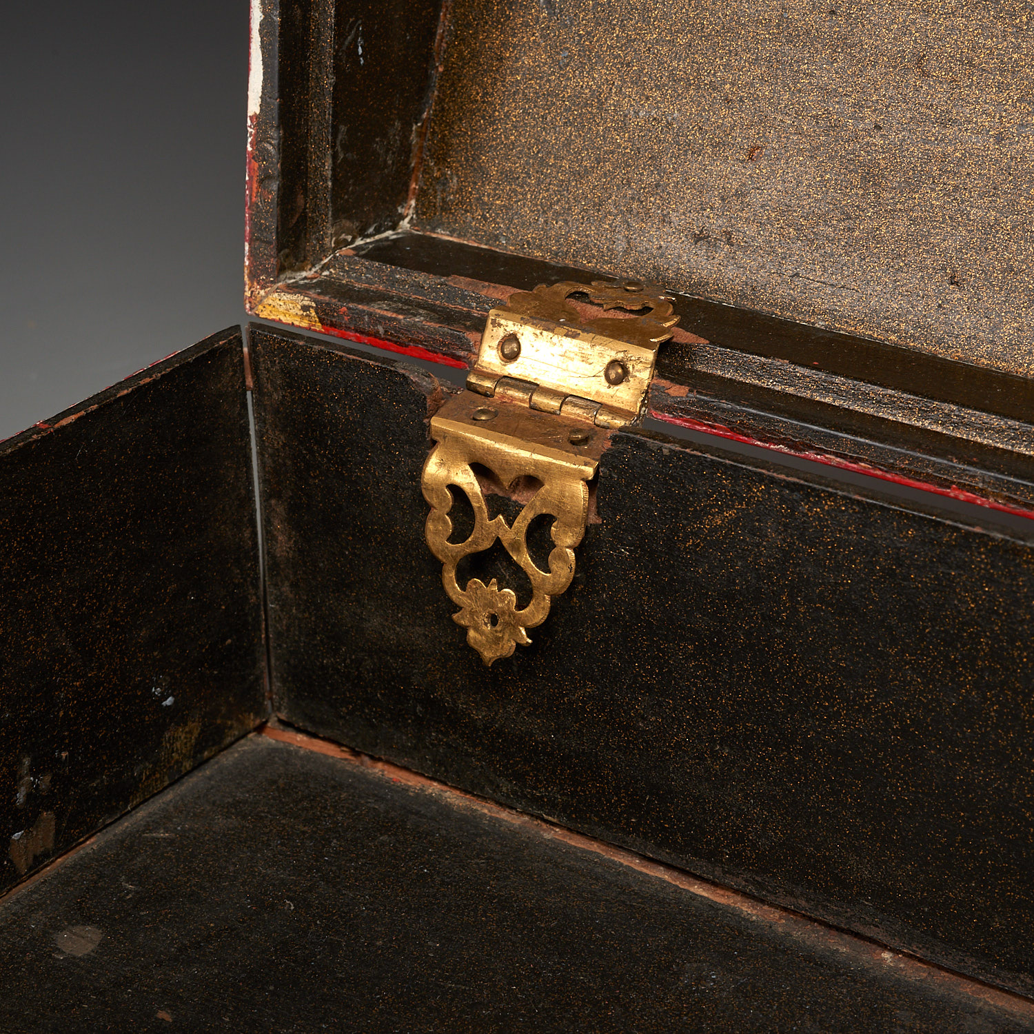 Louis XV red lacquered and gilt document box - Image 6 of 9