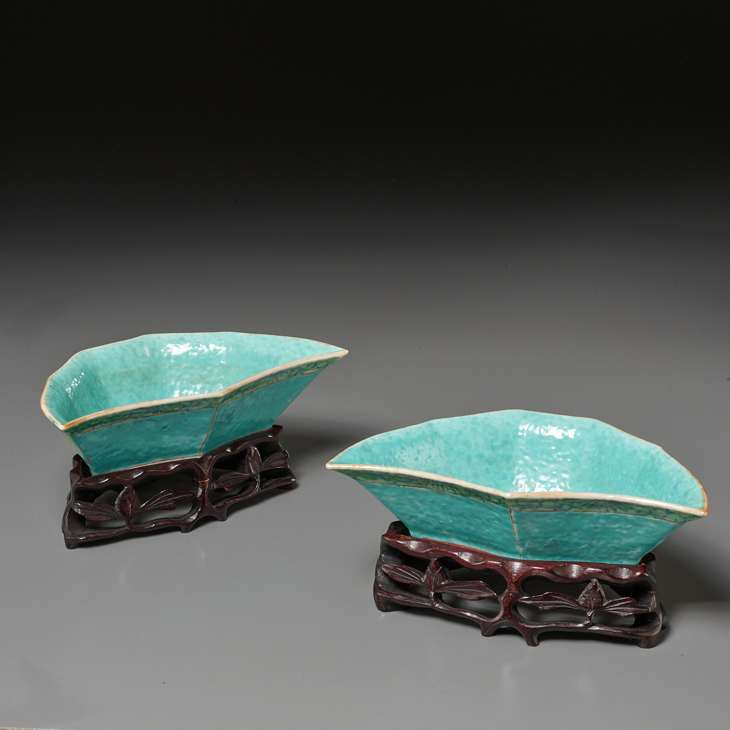 Pair Chinese Export Famille Rose sweetmeat dishes - Image 4 of 7