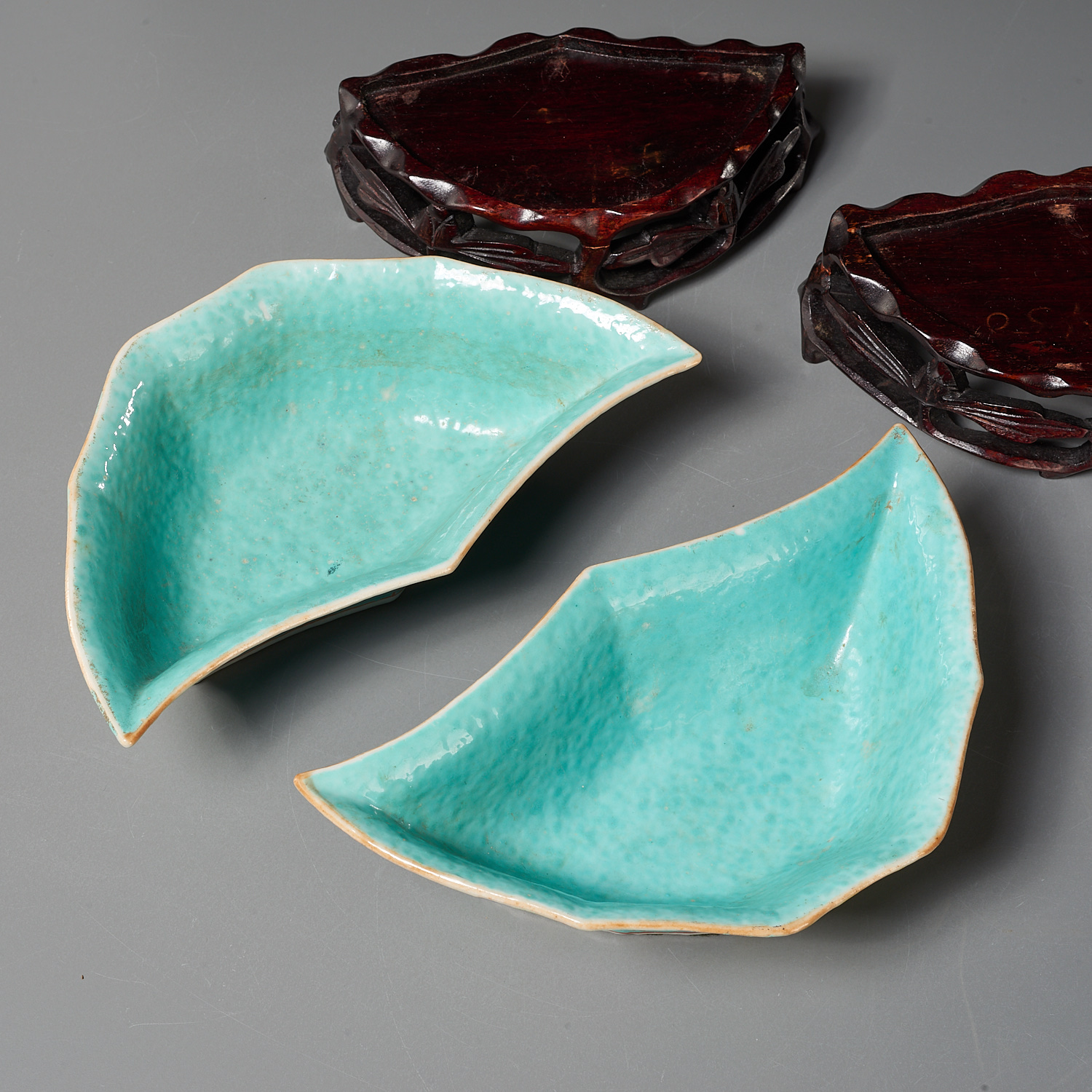 Pair Chinese Export Famille Rose sweetmeat dishes - Image 5 of 7