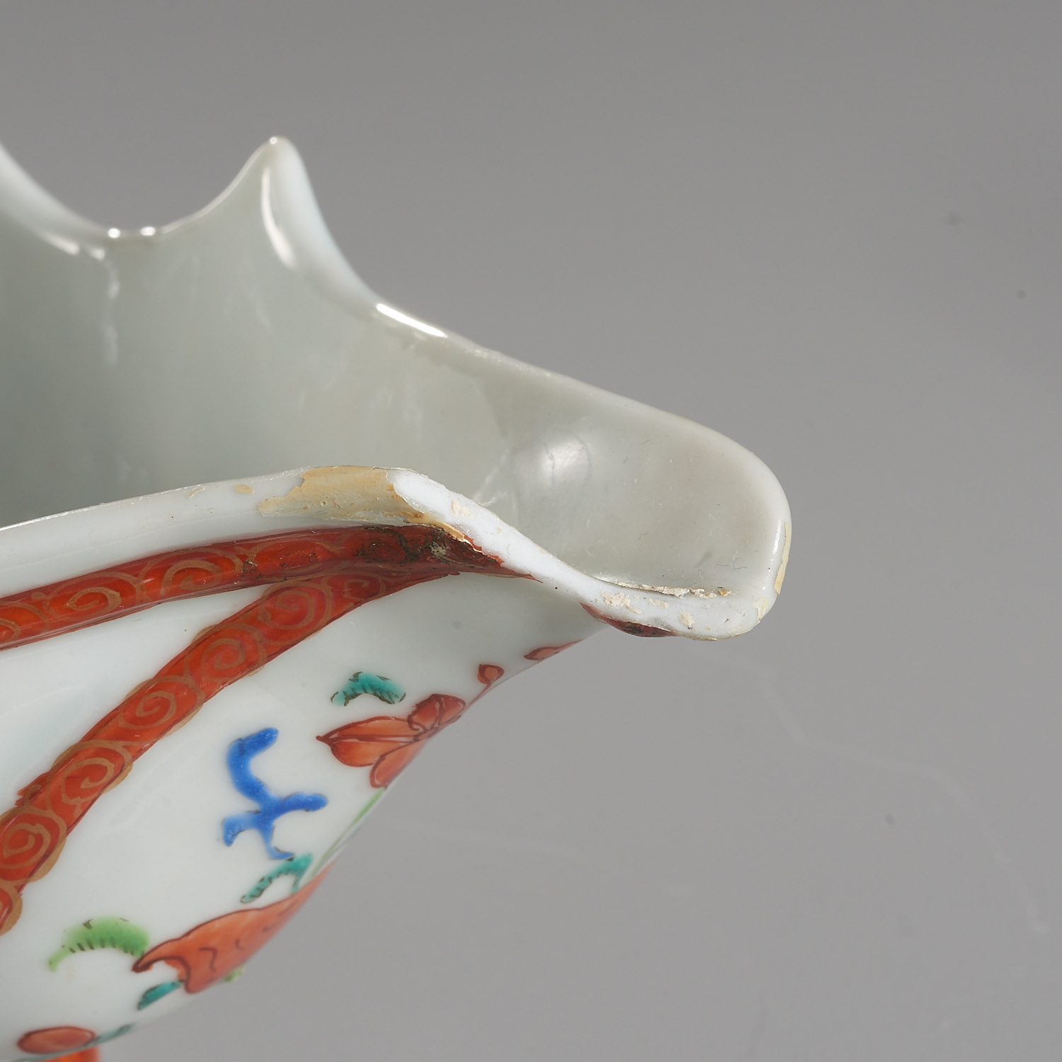 Pair Chinese Export porcelain sauceboats - Image 2 of 7