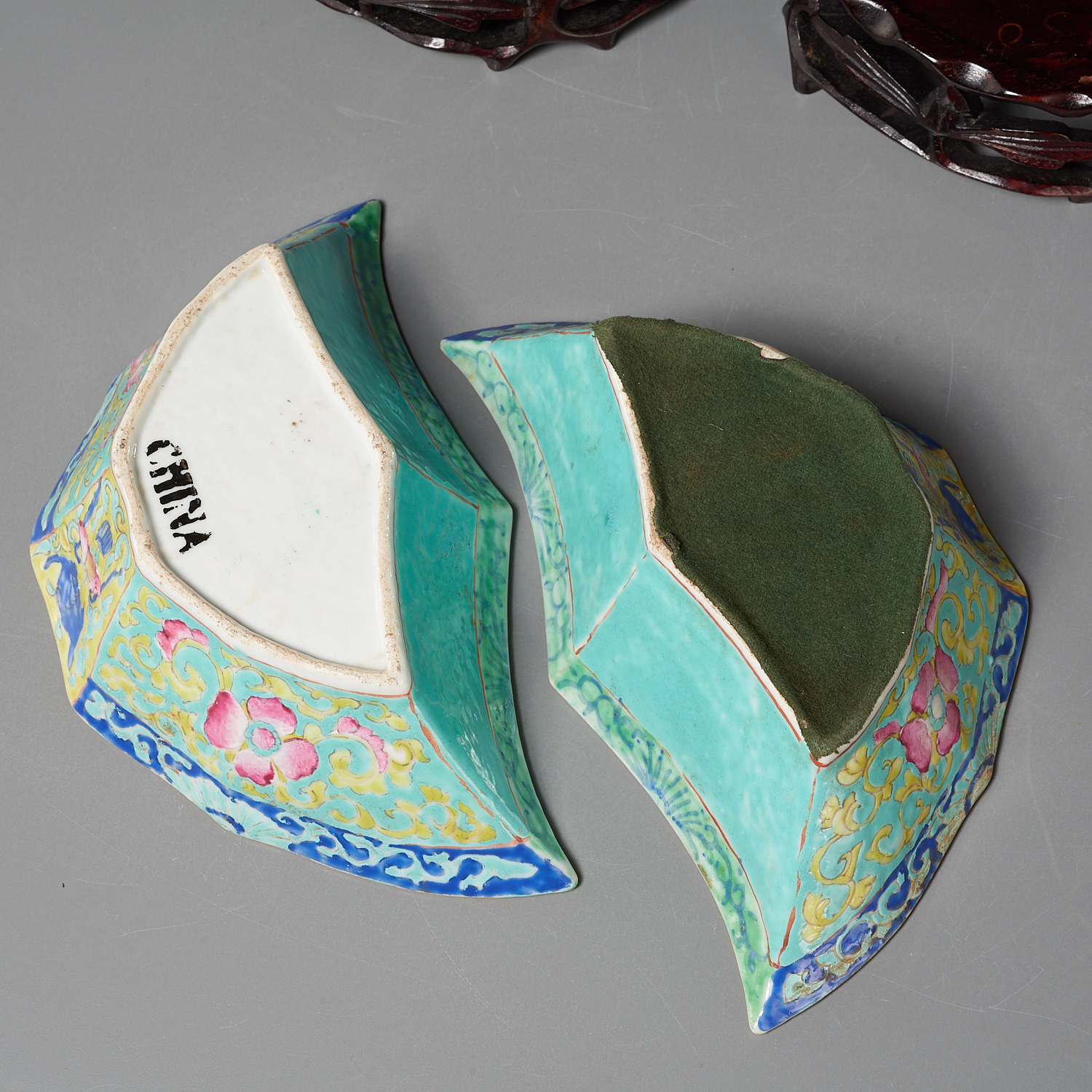 Pair Chinese Export Famille Rose sweetmeat dishes - Image 6 of 7