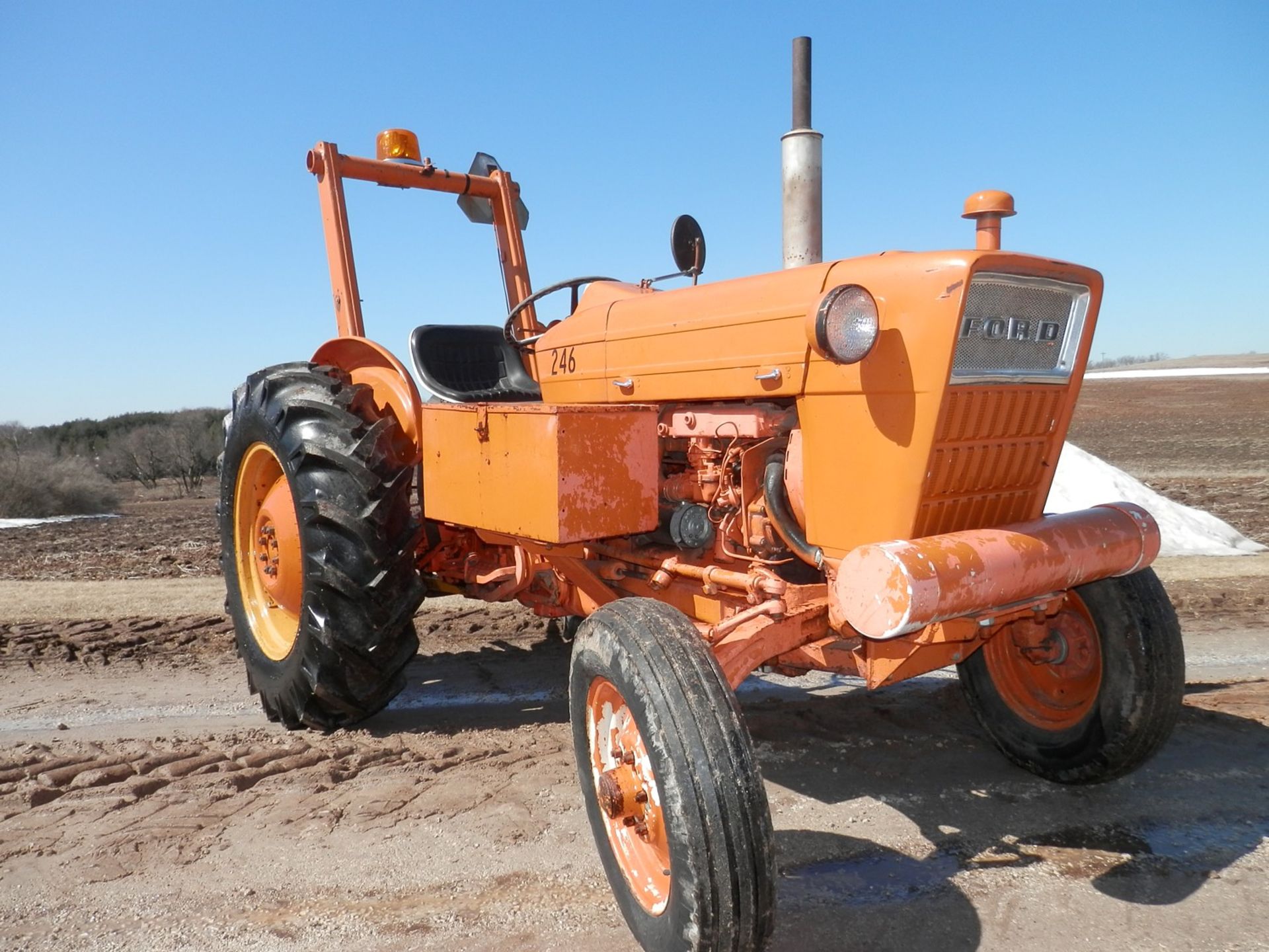 FORD 4023C IND. TRACTOR - Image 2 of 9