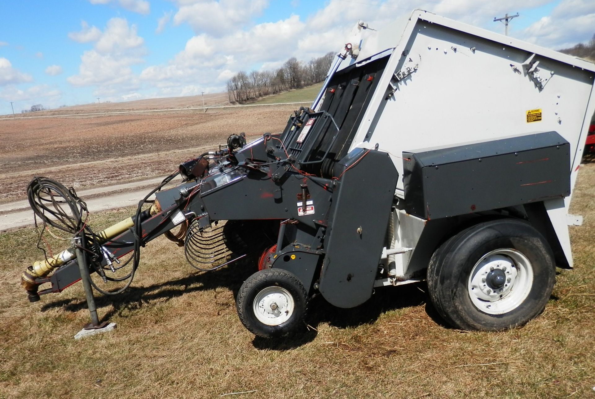 NEW IDEA 484 ROUND BALER - Image 2 of 7