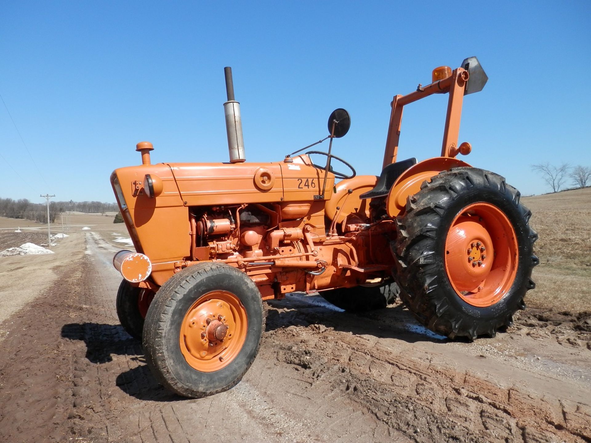 FORD 4023C IND. TRACTOR - Image 3 of 9