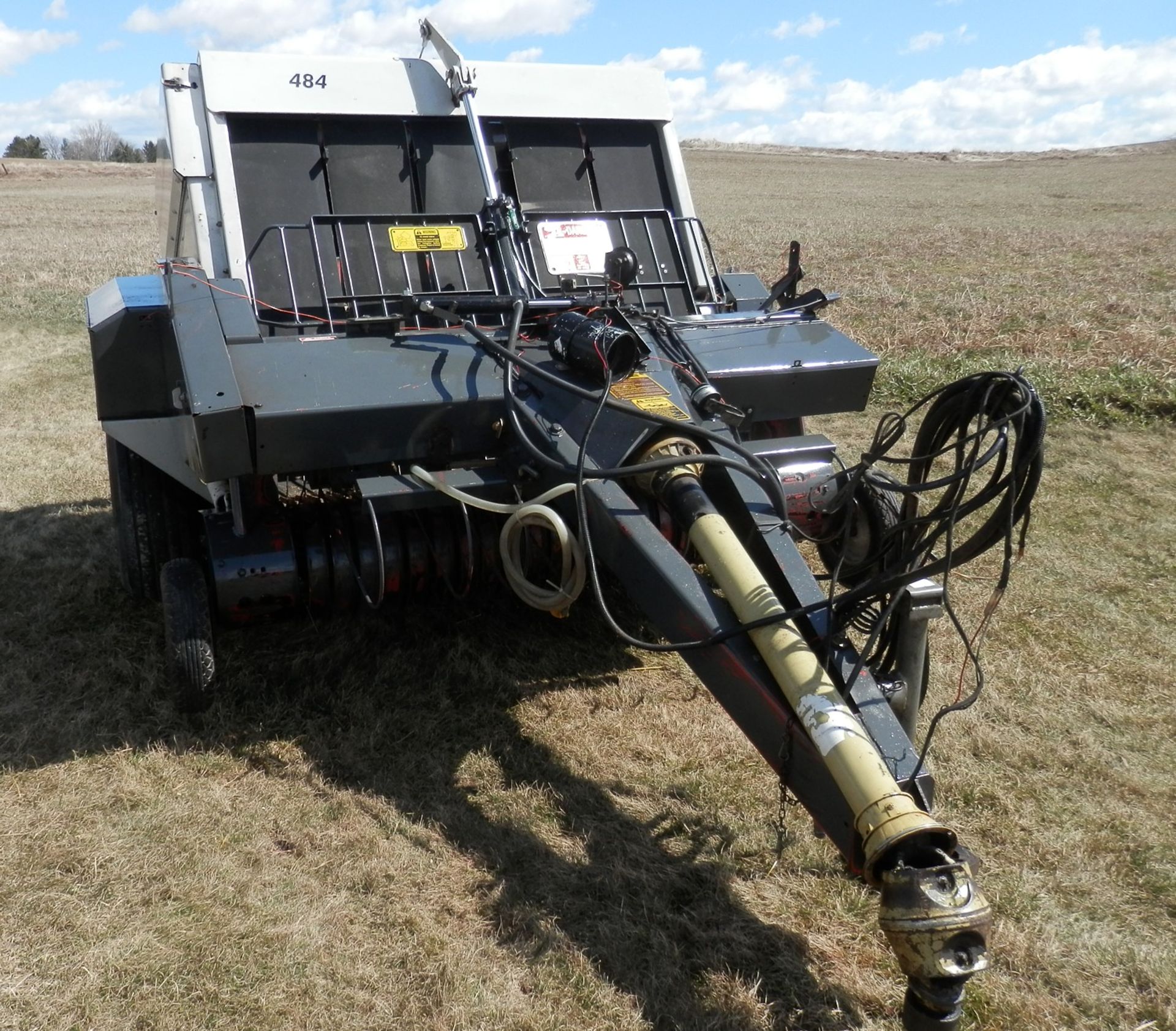 NEW IDEA 484 ROUND BALER - Image 5 of 7