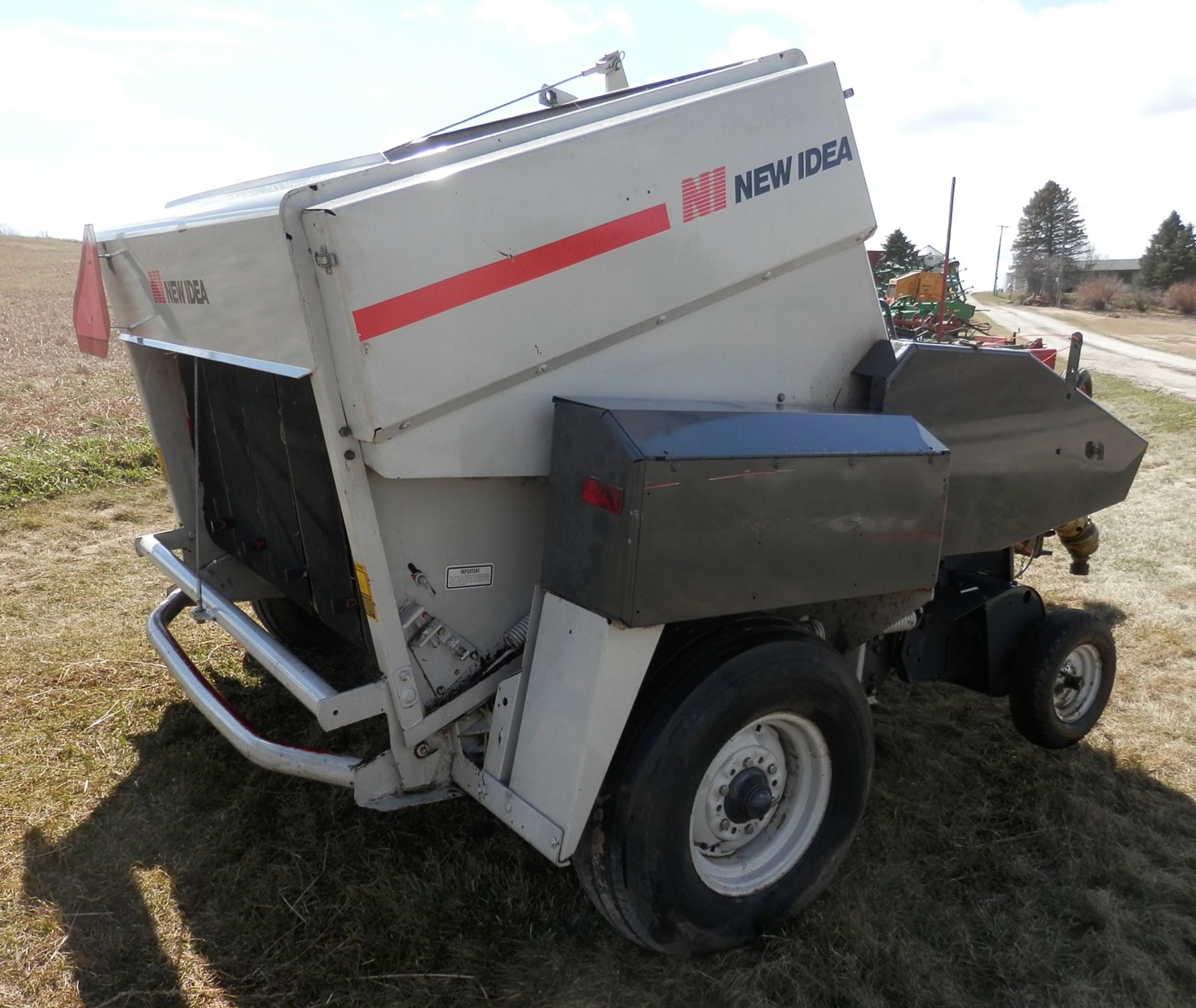 NEW IDEA 484 ROUND BALER - Image 3 of 7