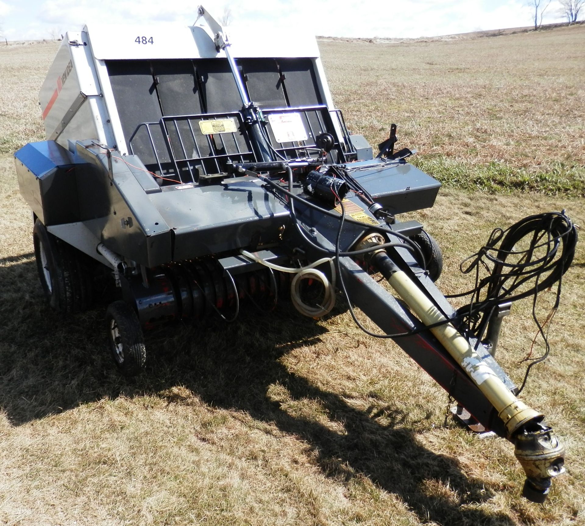 NEW IDEA 484 ROUND BALER