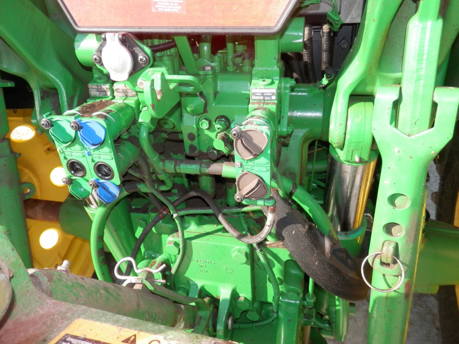 JOHN DEERE 7330 PREMIUM MFWD TRACTOR W/JD 741 LOADER - Image 7 of 8