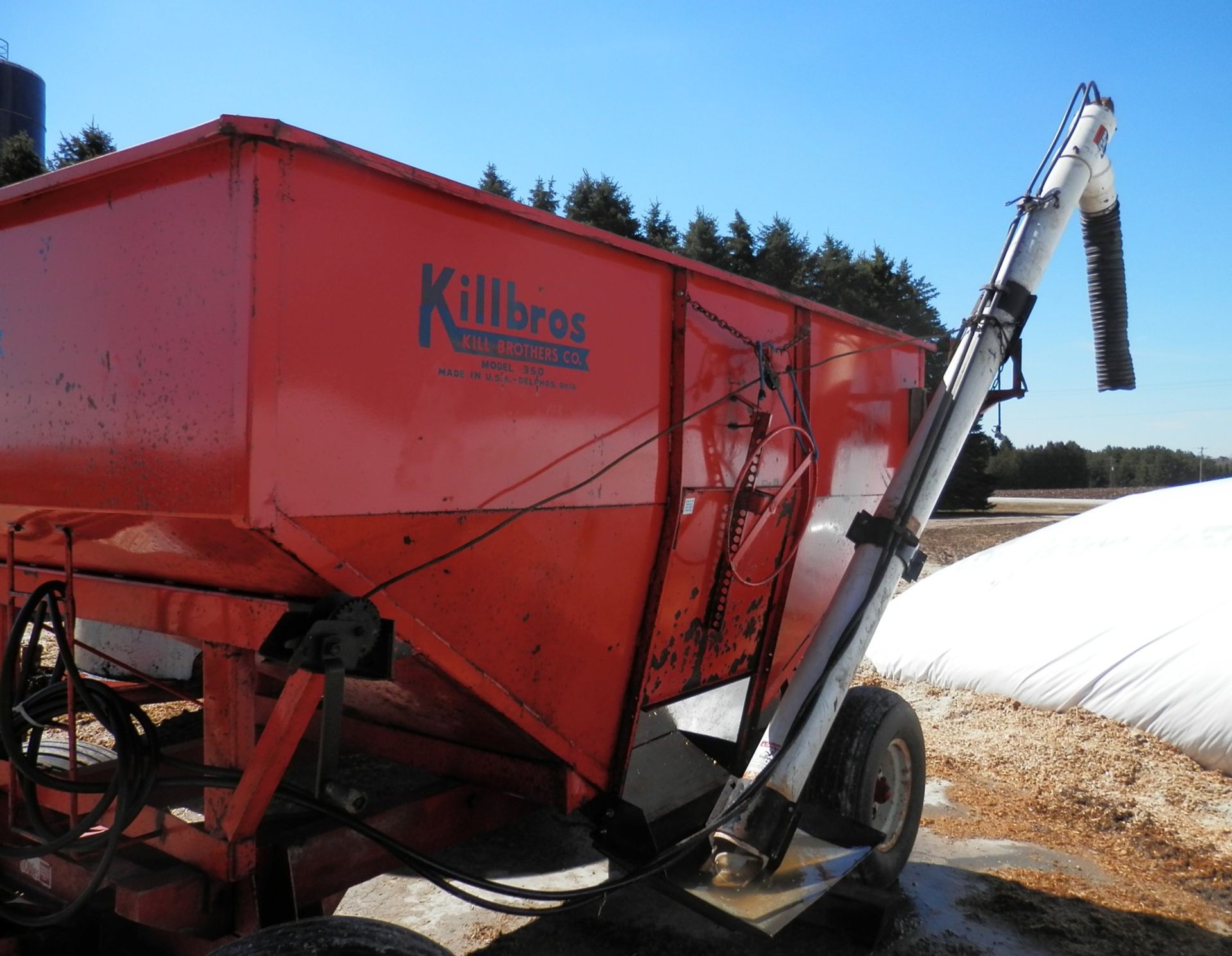 KILLBROS MDL 350 GRAVITY BOX W/HUEBNER FERT AUGER