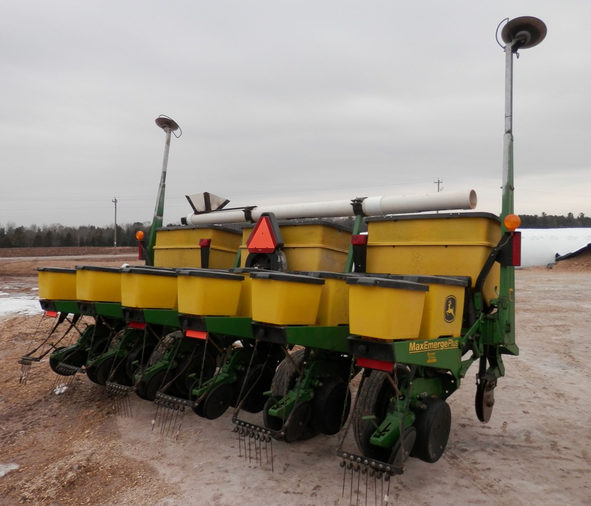 JOHN DEERE 1750 MAX EMERGE PLANTER - Image 2 of 5