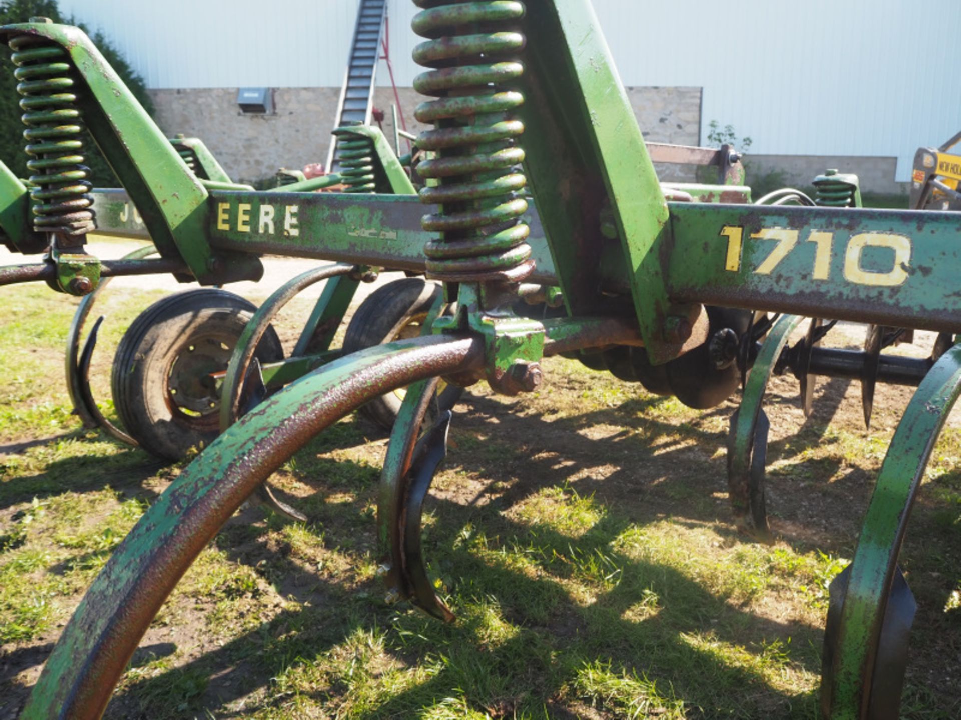 JOHN DEERE 1710 DISK CHISEL - Image 5 of 8