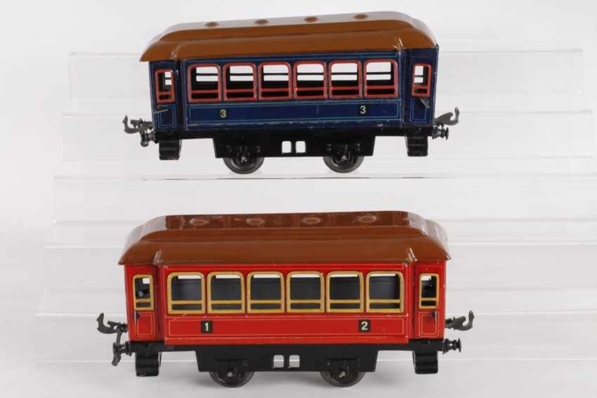 Zwei PersonenwagenZwei Personenwagen, Bing, 1./2. Klasse, rot, Bub, 3. Klasse, blau, 20 cm lang, aus