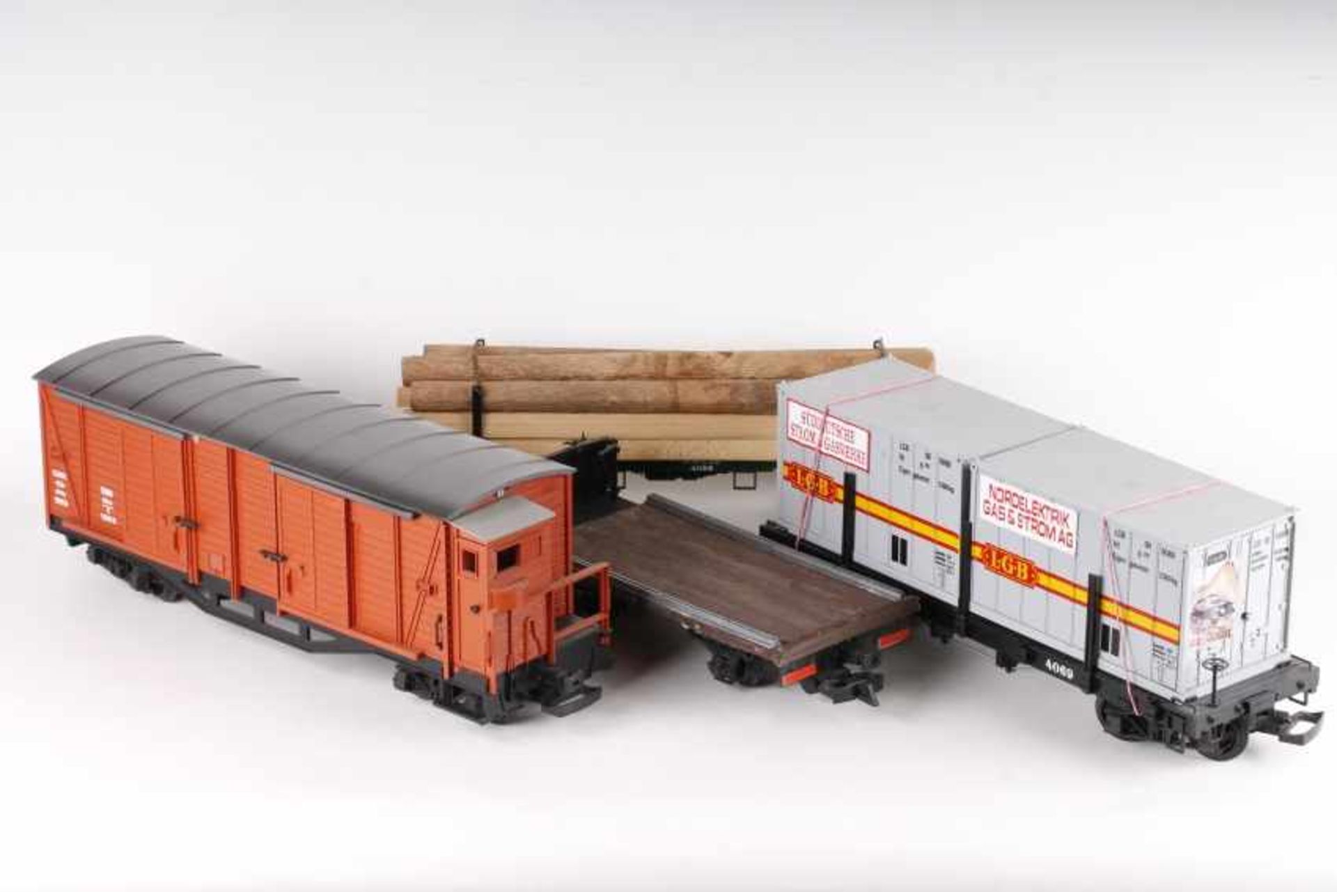 LGB, vier GüterwagenLGB, vier Güterwagen, 4063, gedeckter ÖBB-Wagen, 4066, Langholzwagen, 4069,