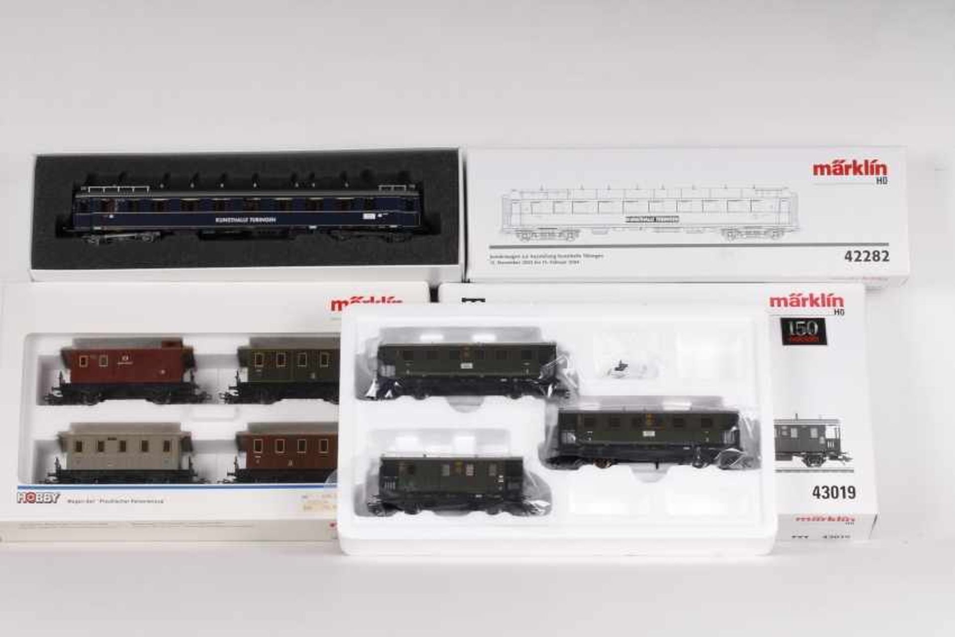 Märklin, ein Schnellzugwagen und sieben Personenwagen in zwei SetsMärklin, ein Schnellzugwagen und